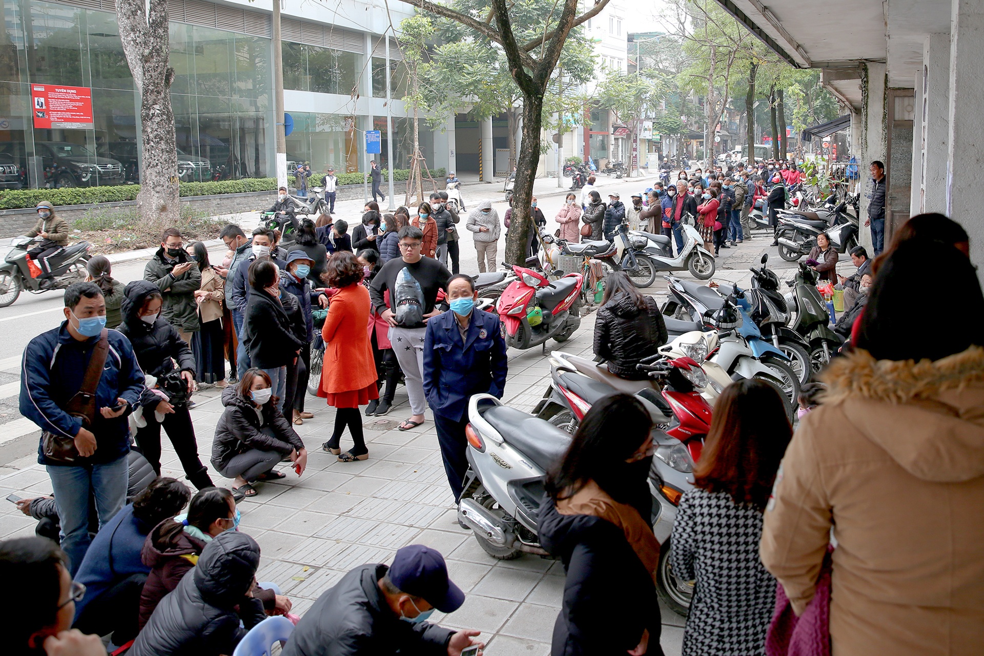 xep hang mua khau trang anh 7