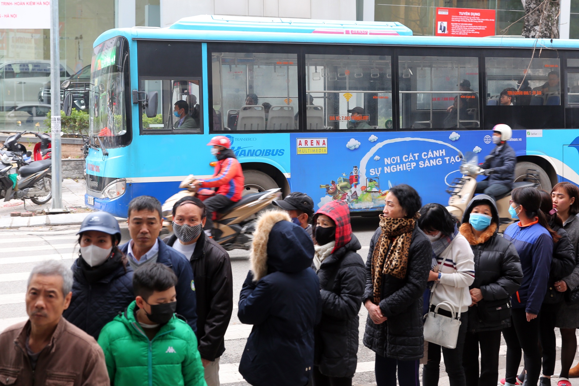 xep hang mua khau trang anh 8