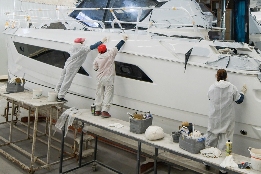 Ben trong mot xuong dong du thuyen lon nhat the gioi hinh anh