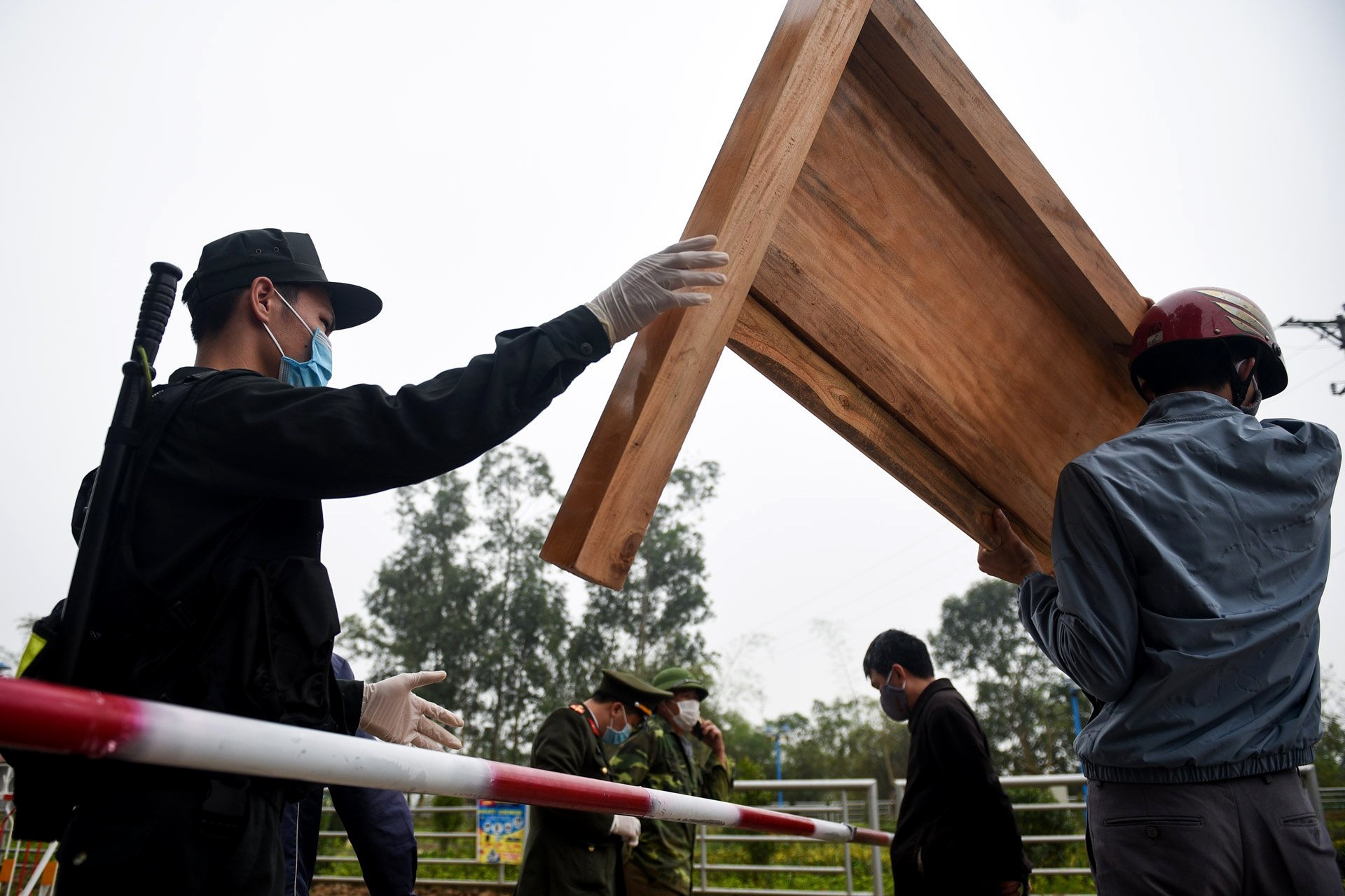 Canh 'noi bat xuat, ngoai bat nhap' o tam dich virus corona hinh anh