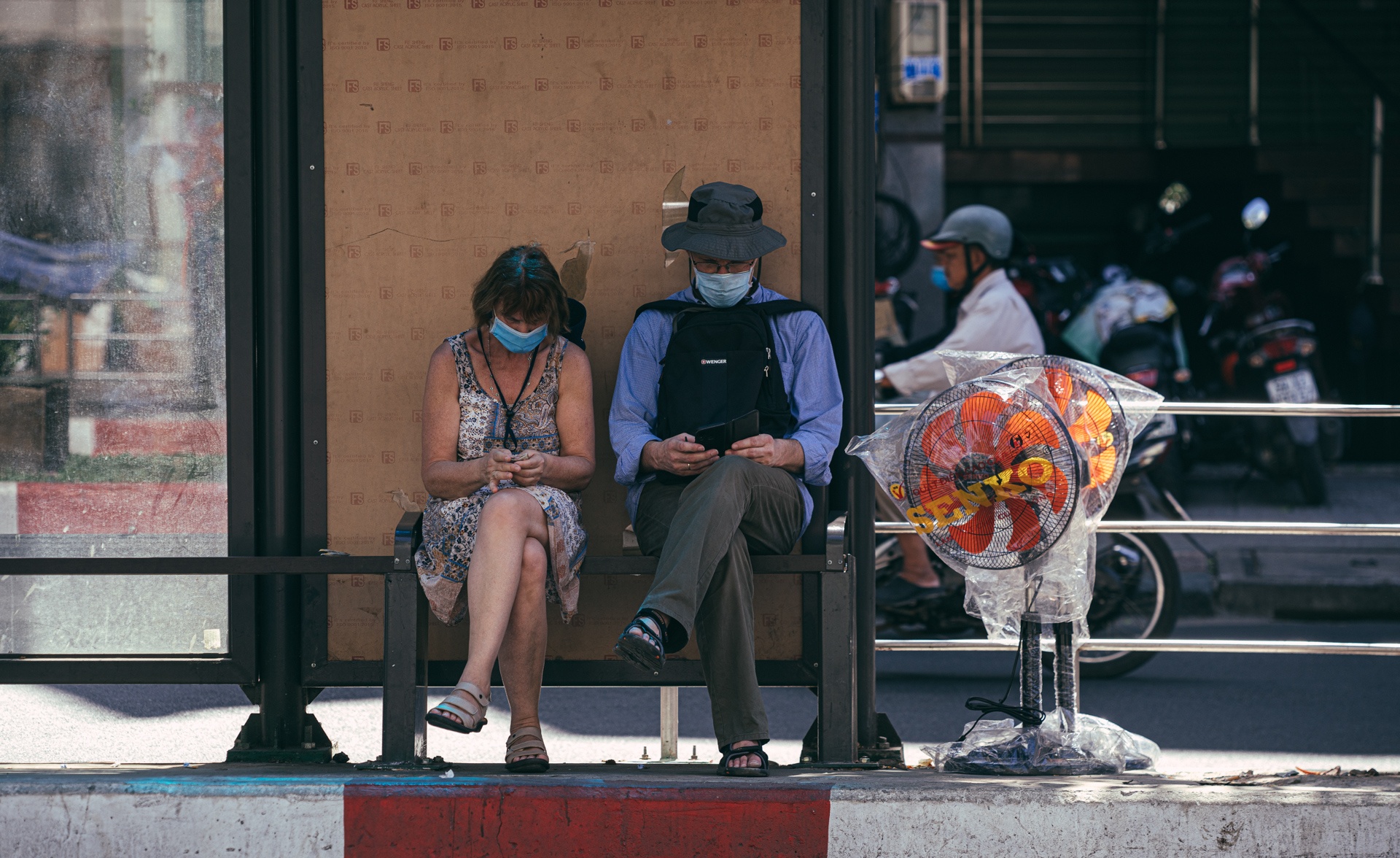 deo khau trang mua corona anh 19