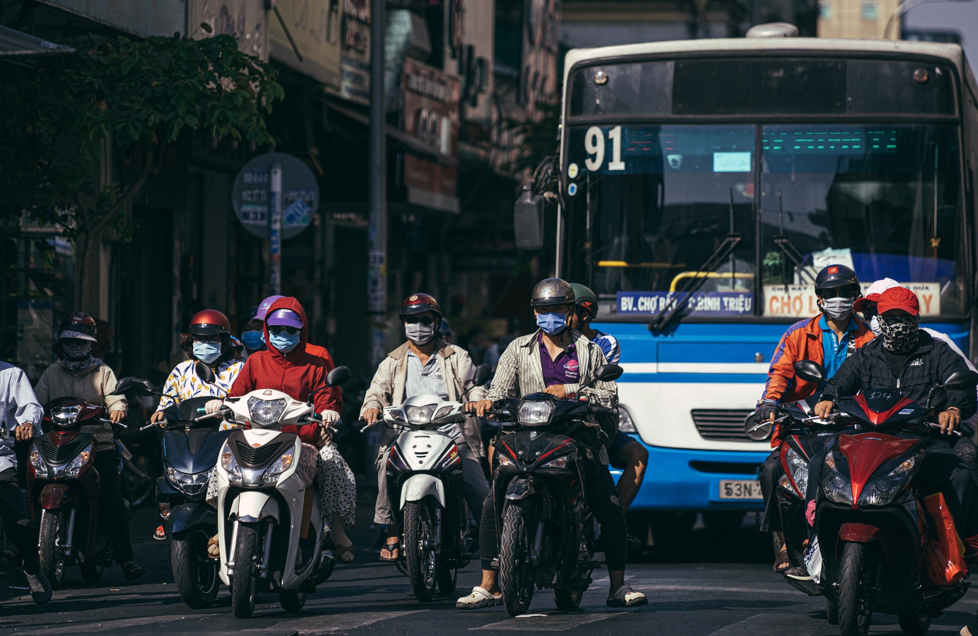 deo khau trang mua corona anh 24