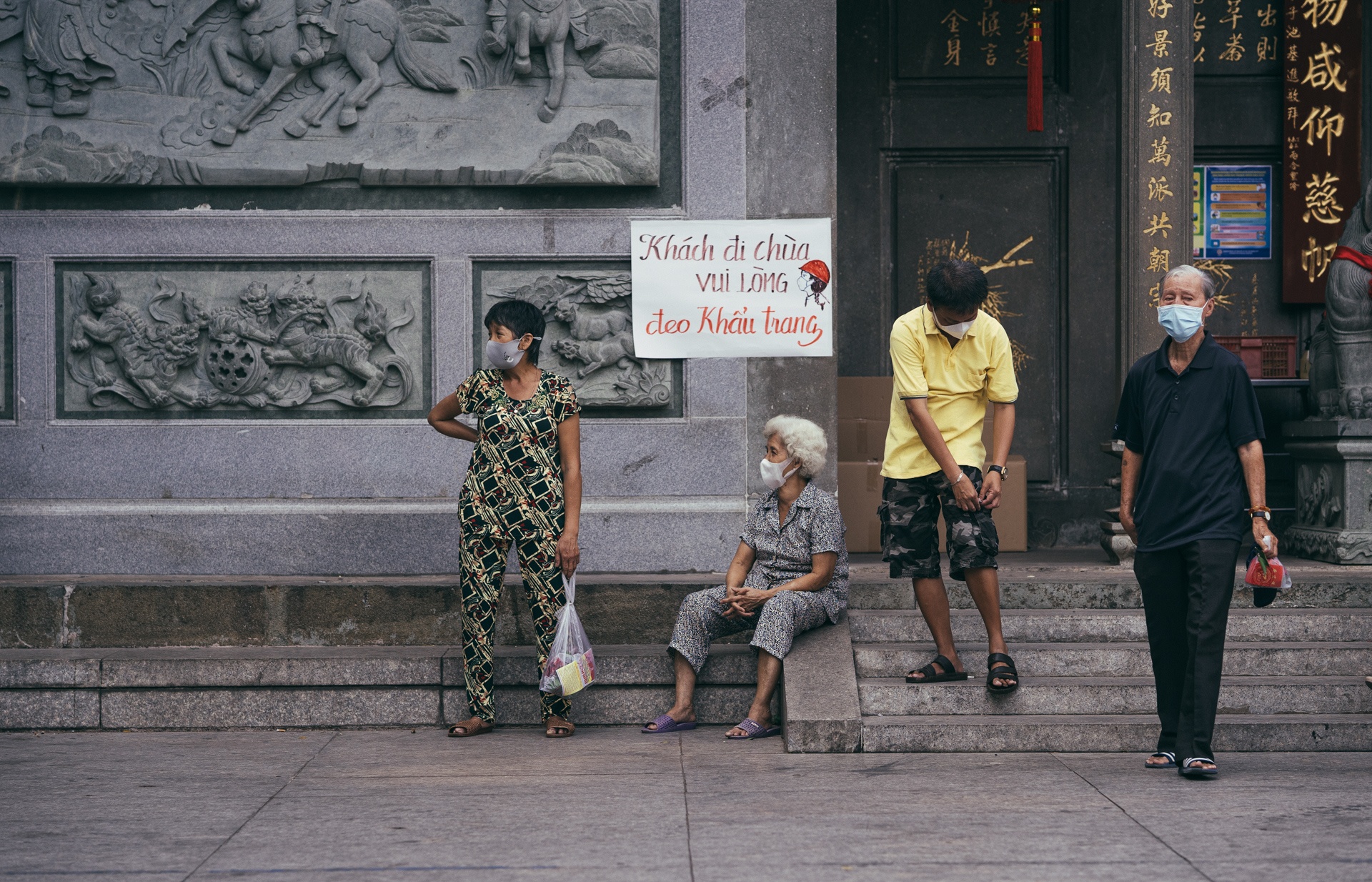 deo khau trang mua corona anh 2