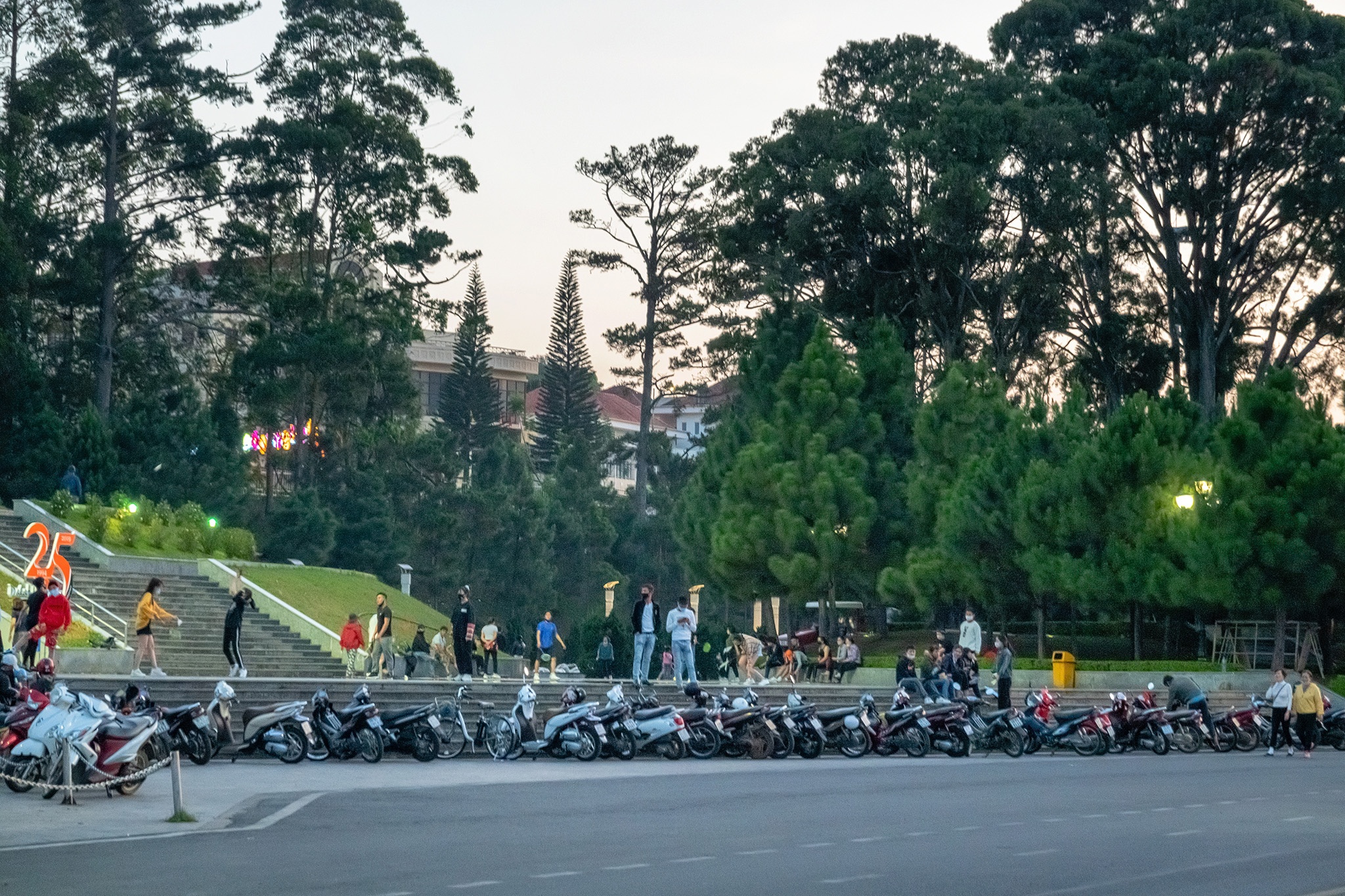 nguoi Da Lat ra duong ngay cach ly toan xa hoi anh 13