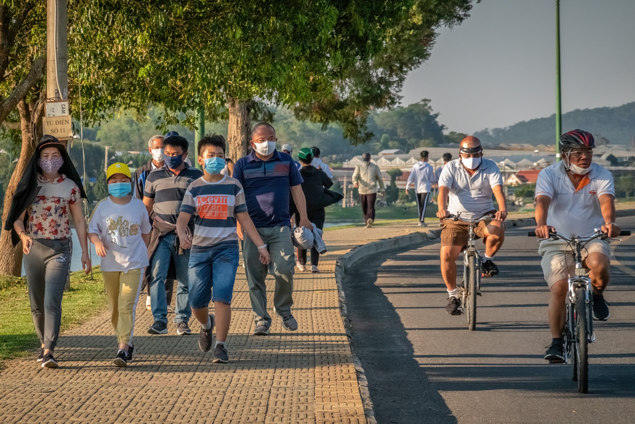 nguoi Da Lat ra duong ngay cach ly toan xa hoi anh 1
