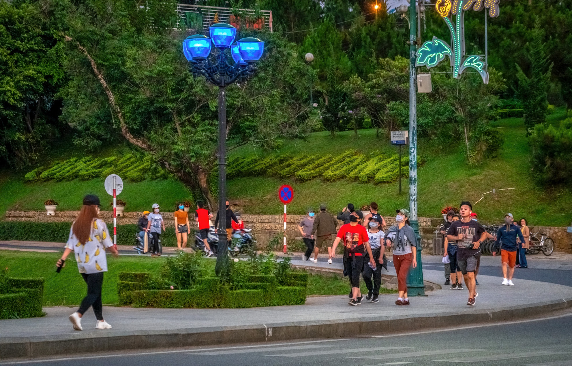 nguoi Da Lat ra duong ngay cach ly toan xa hoi anh 10