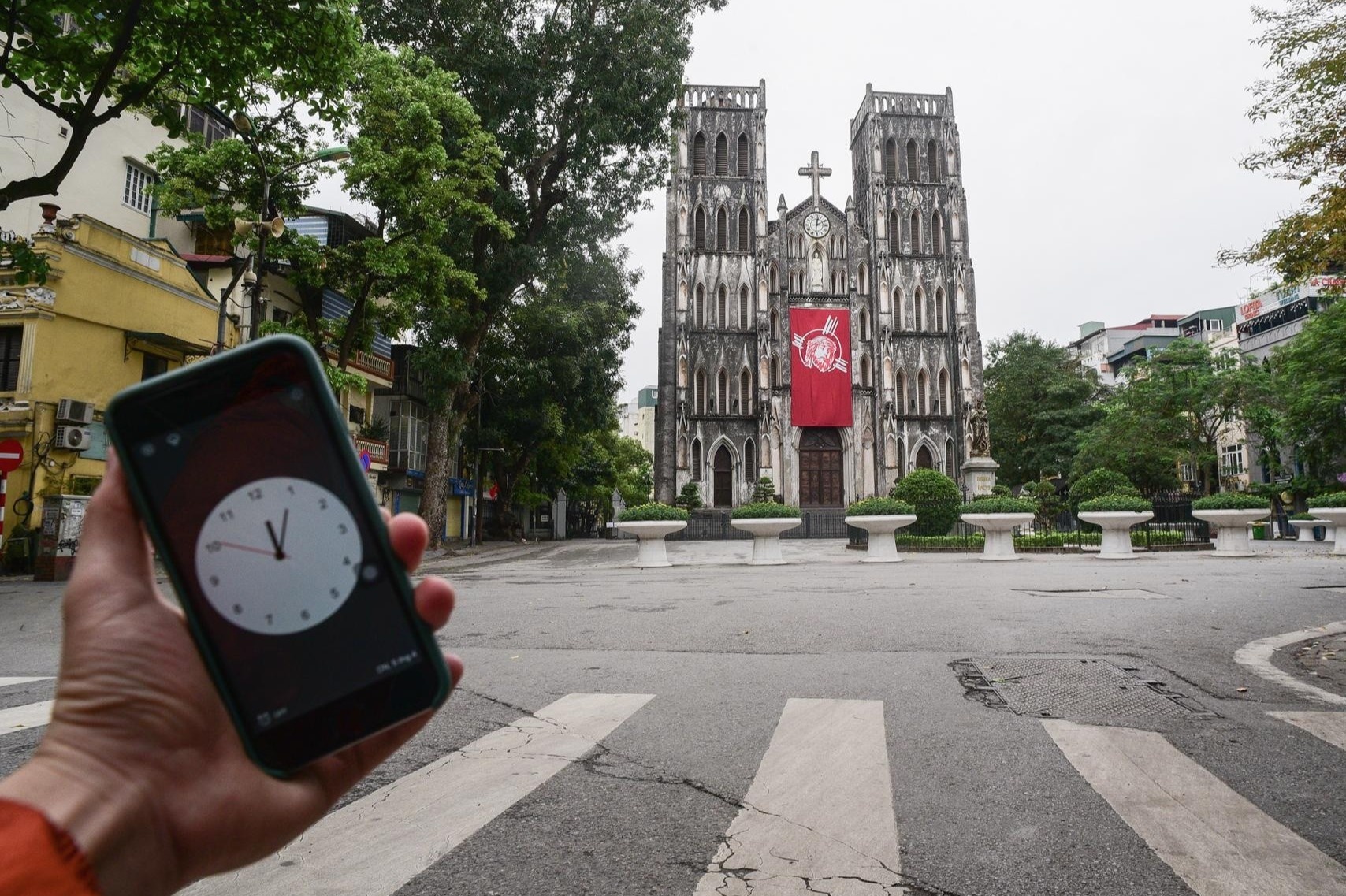 Ha Noi vang lang trua 5/4 hinh anh