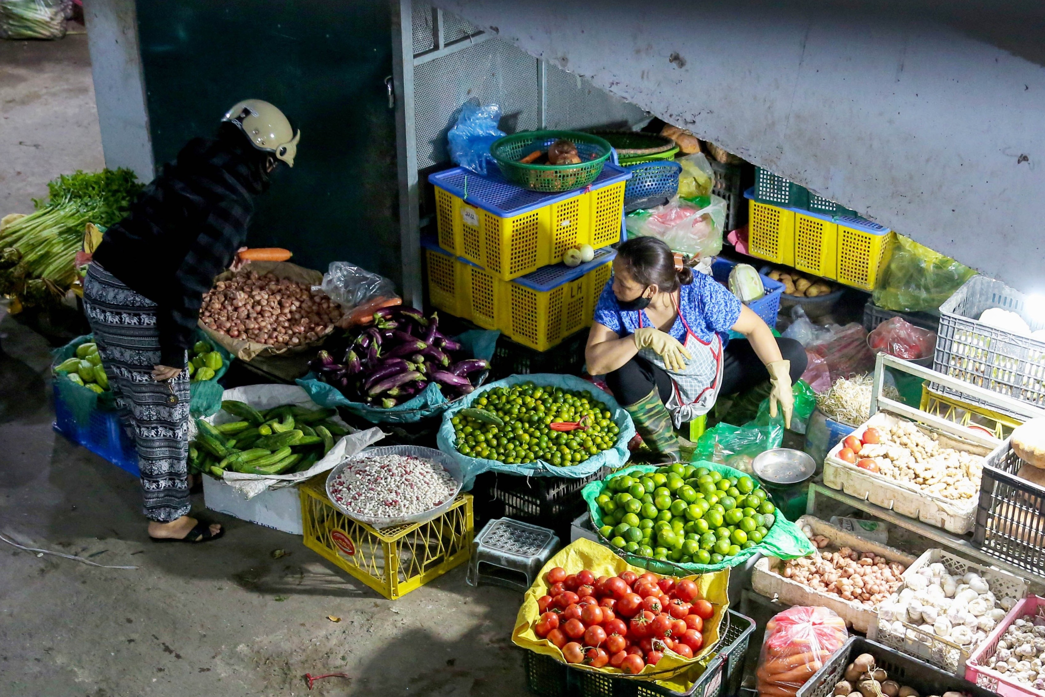 Cho Hang Be, Long Bien vang ve nhung ngay cach ly toan xa hoi hinh anh