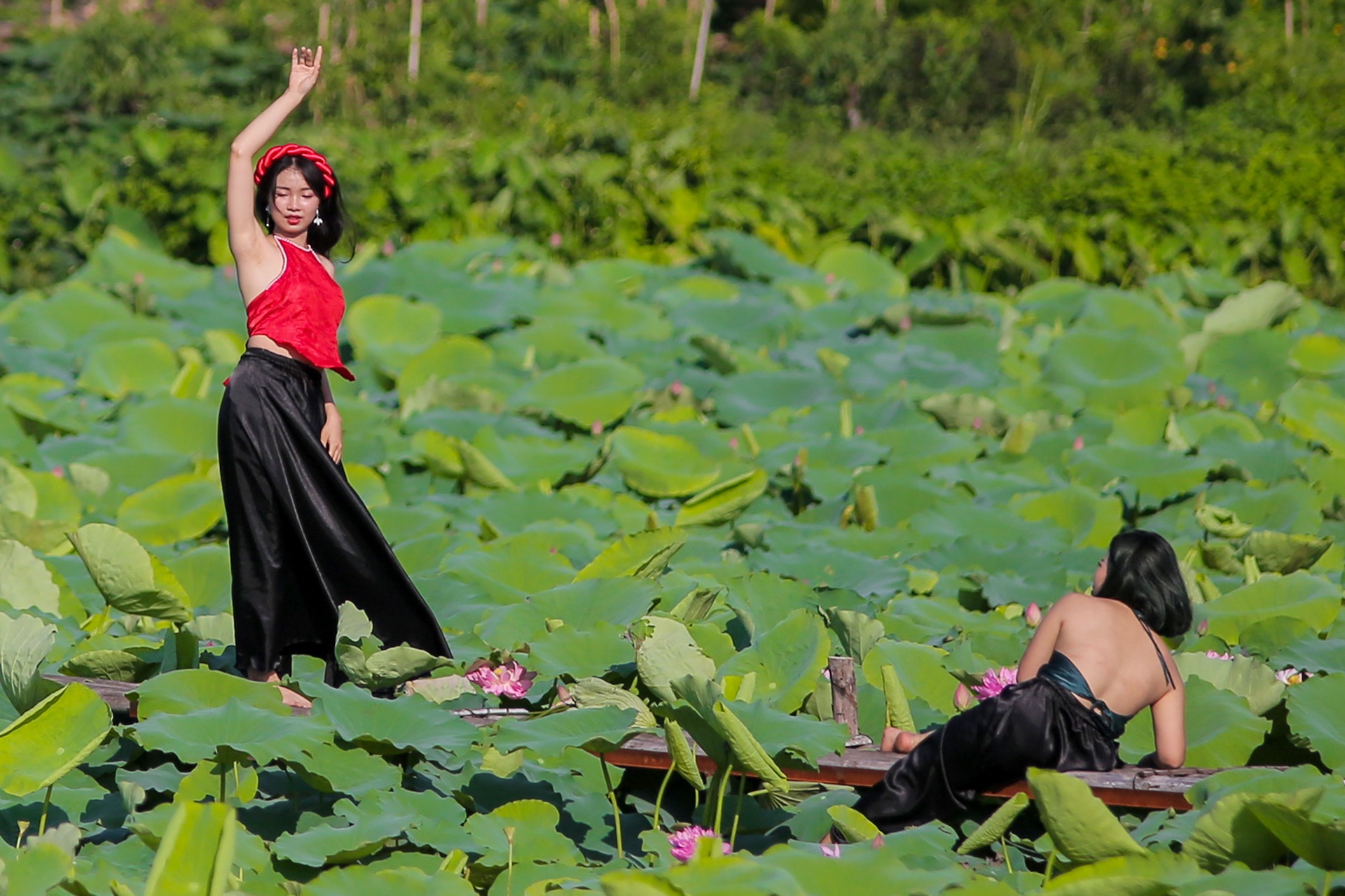 Yem dao, ao dai chen chuc duoi nang de chup anh voi hoa sen hinh anh