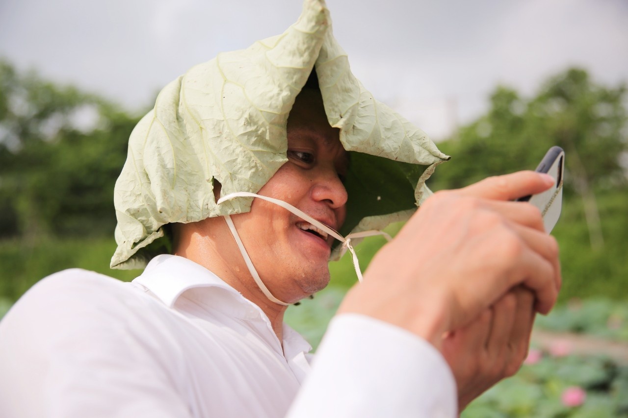 chup anh voi hoa sen anh 8