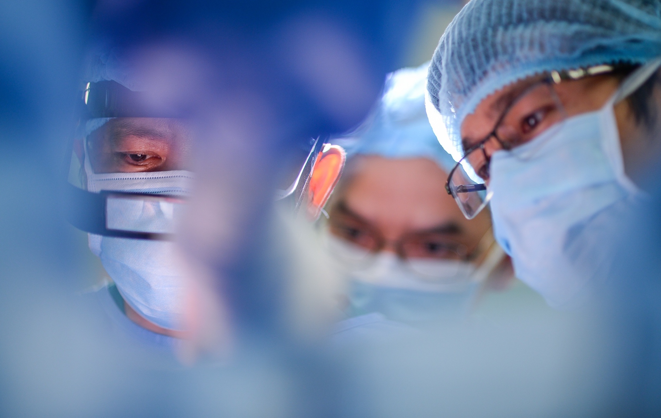 Cuoc dai phau dac biet tach song sinh dinh lien hinh anh