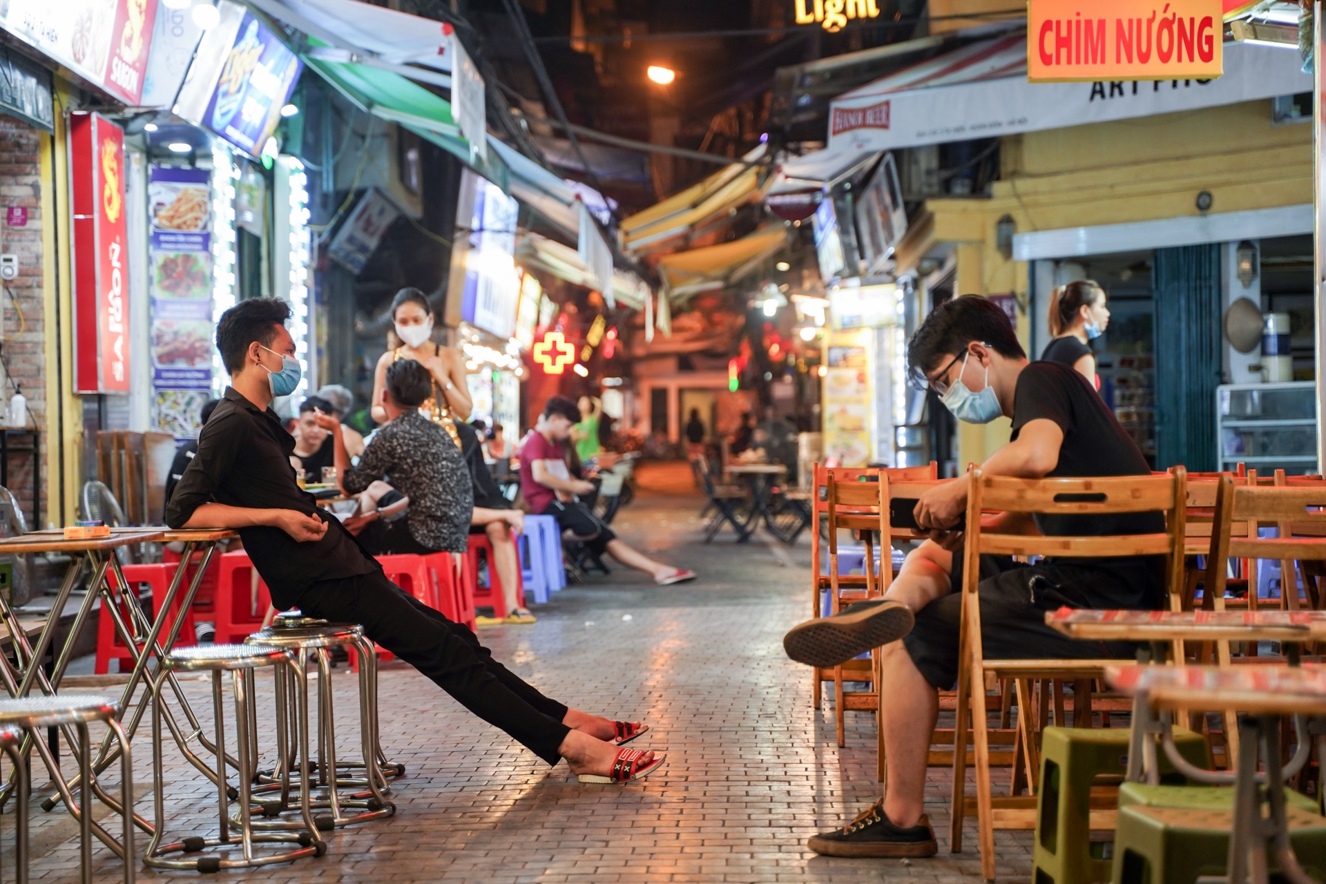 Pho an choi o Ha Noi vang khach truoc gio dong cua hinh anh