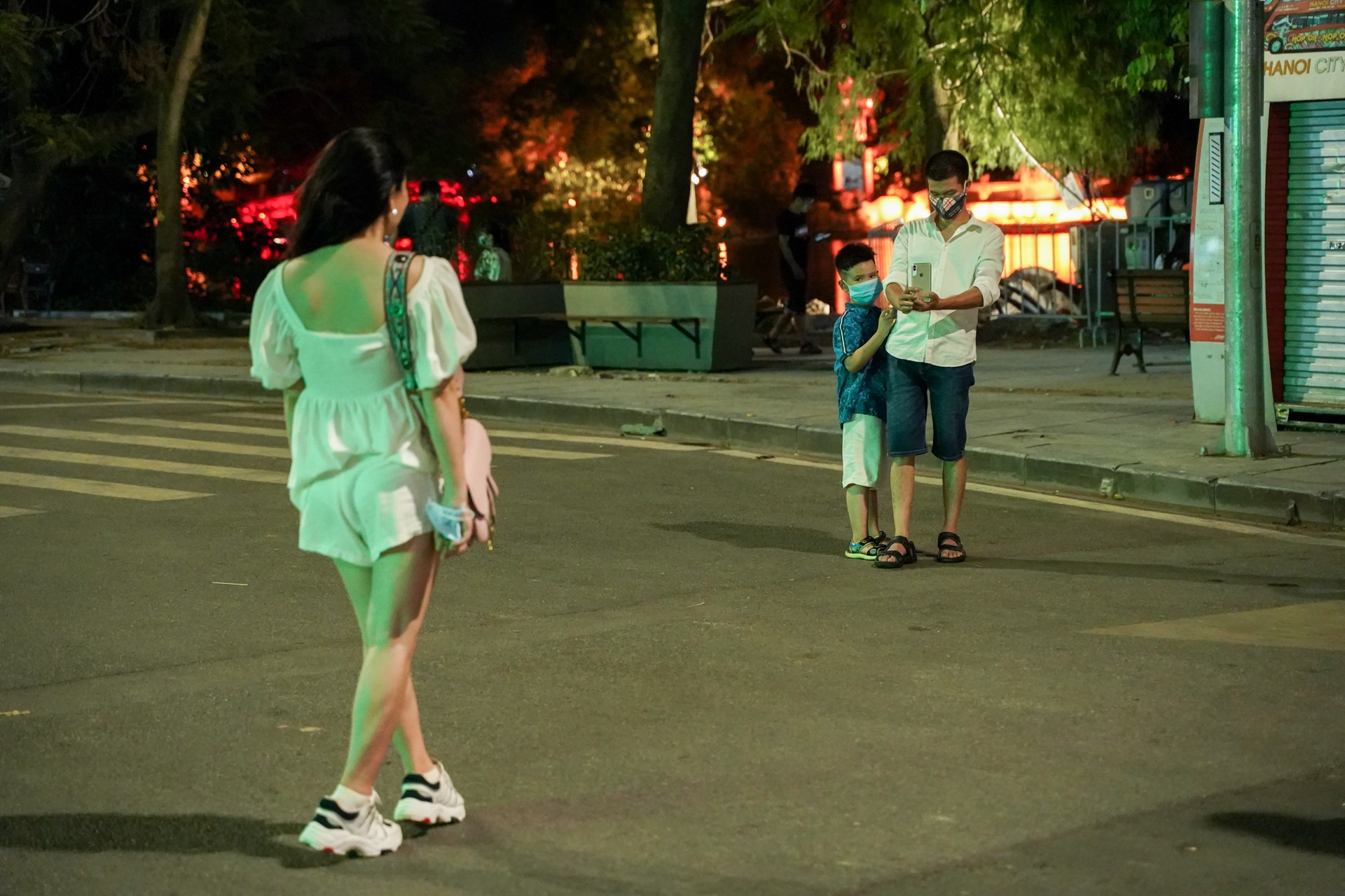 dong cua noi dong nguoi do dich covid-19 anh 10