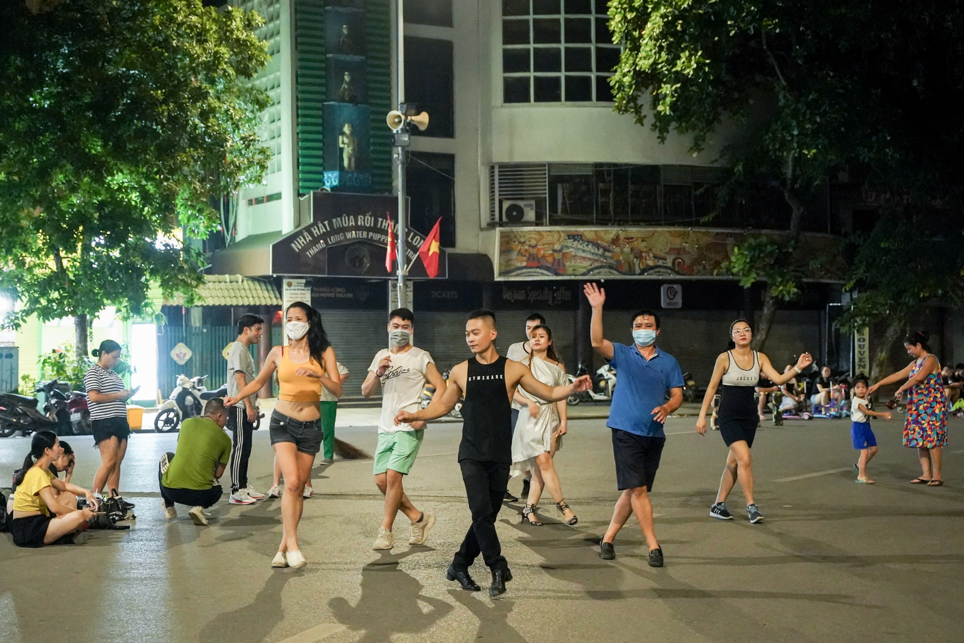 dong cua noi dong nguoi do dich covid-19 anh 11