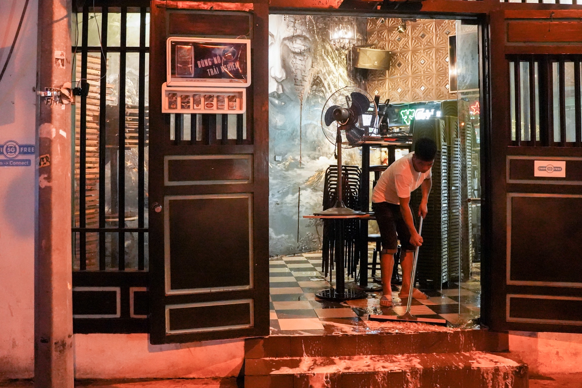 dong cua noi dong nguoi do dich covid-19 anh 13