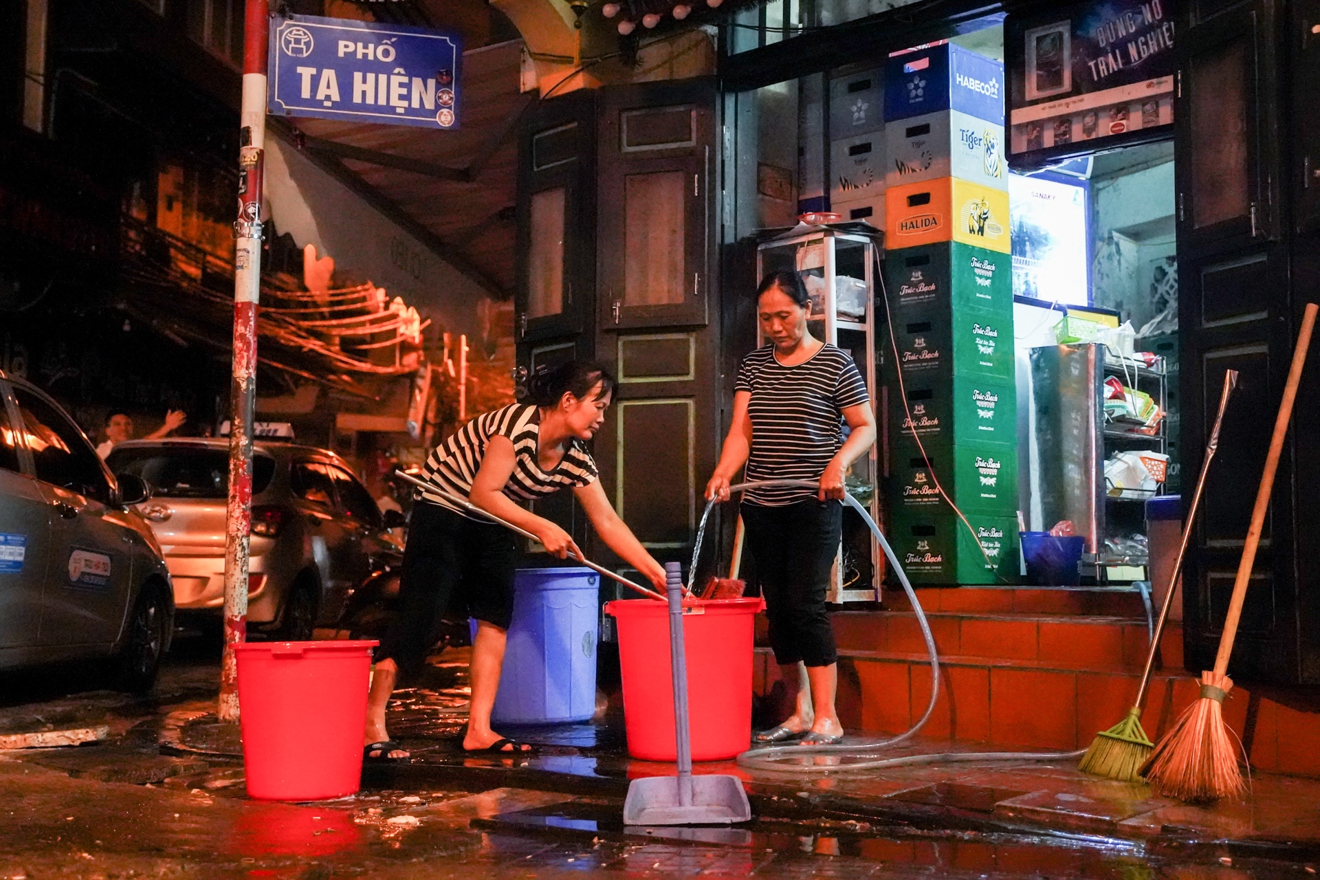 dong cua noi dong nguoi do dich covid-19 anh 14