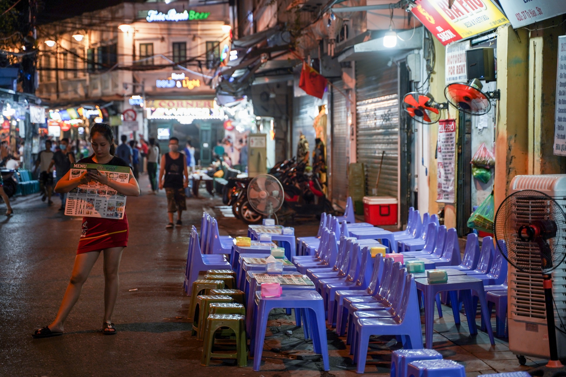 dong cua noi dong nguoi do dich covid-19 anh 2