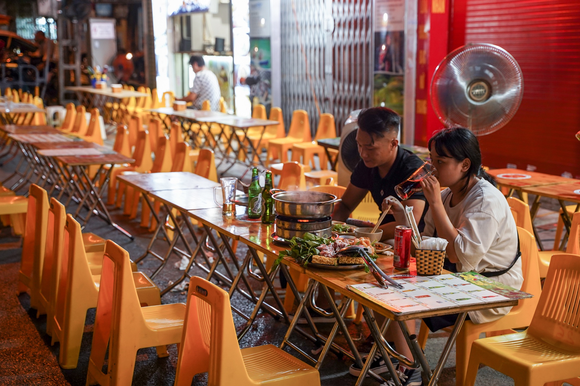 dong cua noi dong nguoi do dich covid-19 anh 3