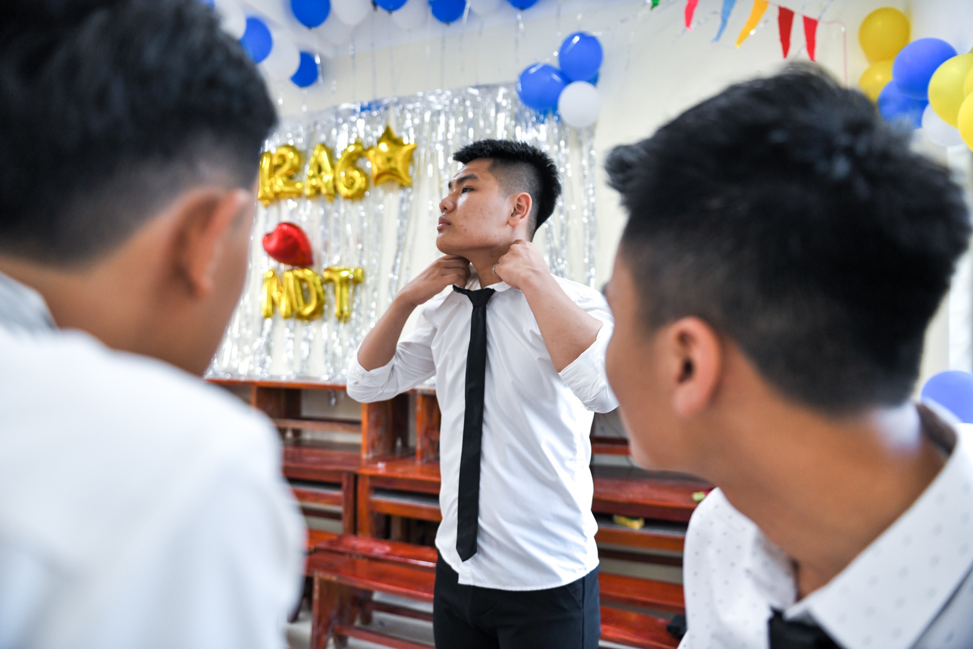 đôi bạn cõng nhau đi học 10 năm ảnh 8 doi ban cong nhau di hoc 10 nam anh 8