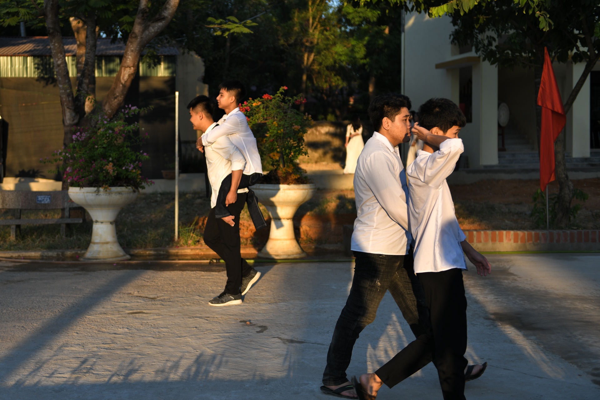 doi ban cong nhau di hoc 10 nam anh 6