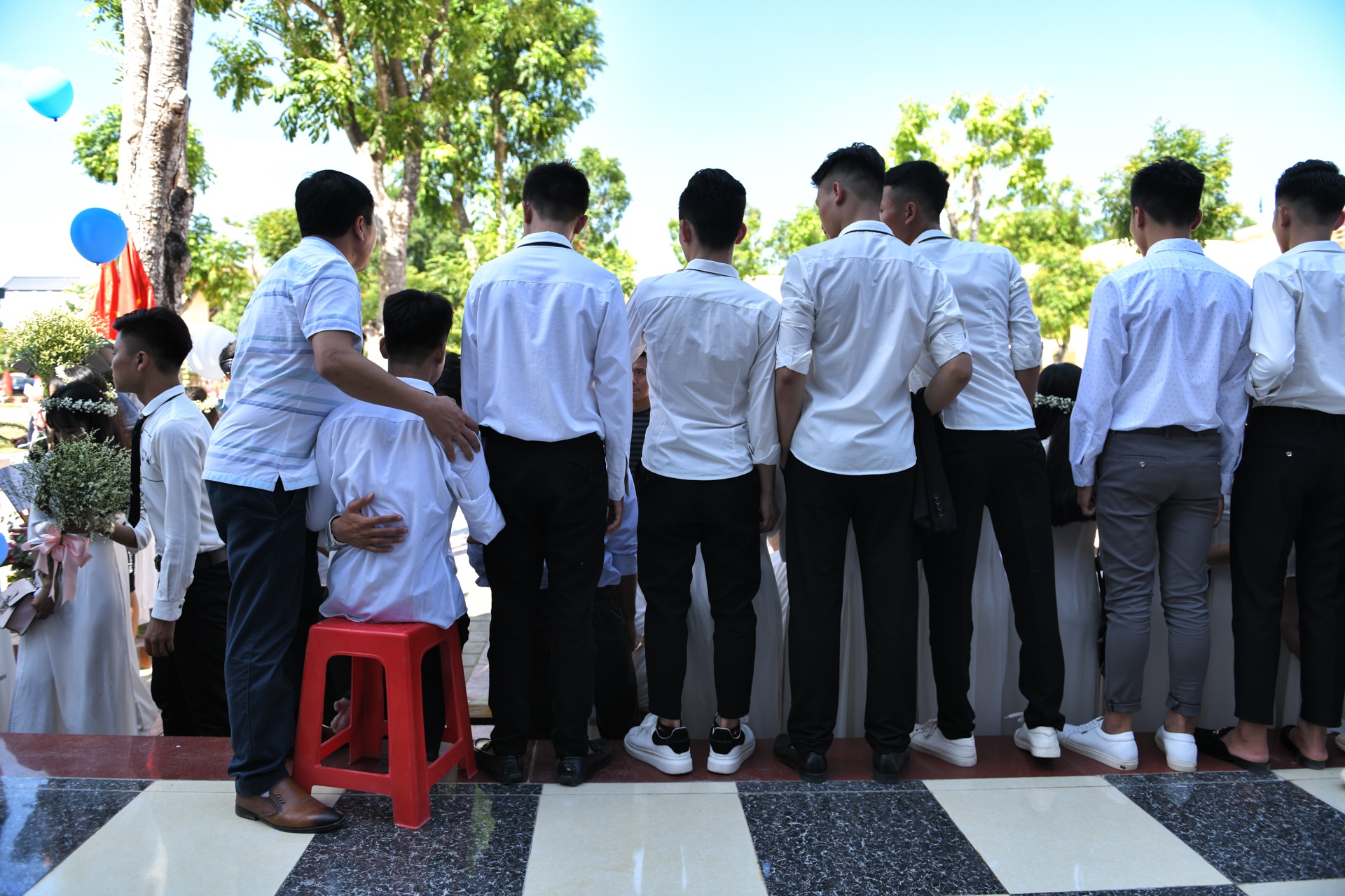 đôi bạn cõng nhau đi học 10 năm ảnh 11 doi ban cong nhau di hoc 10 nam anh 11