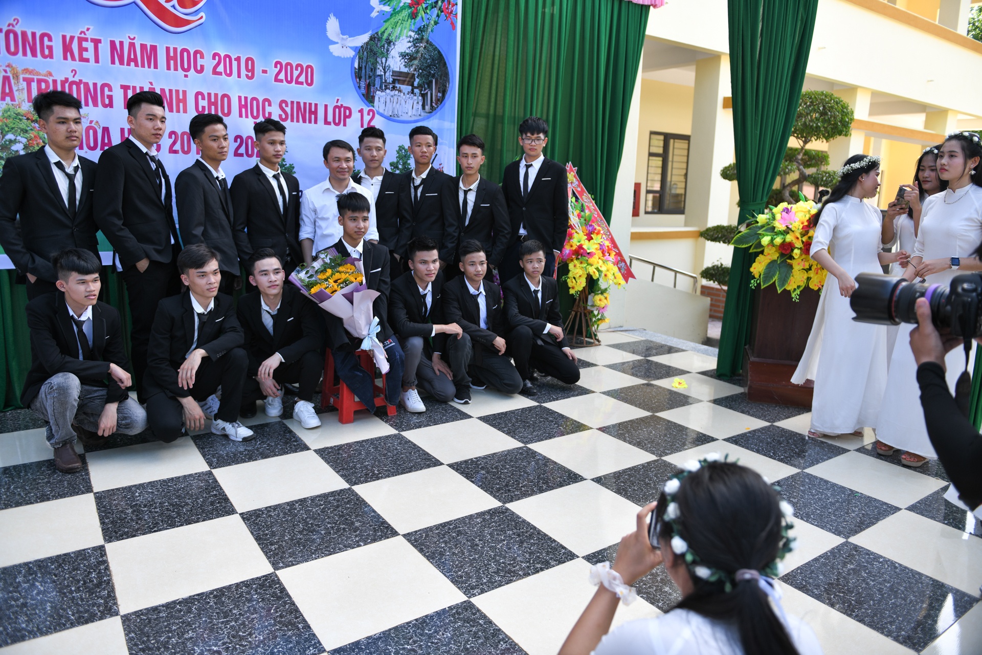 đôi bạn cõng nhau đi học 10 năm ảnh 10 doi ban cong nhau di hoc 10 nam anh 10