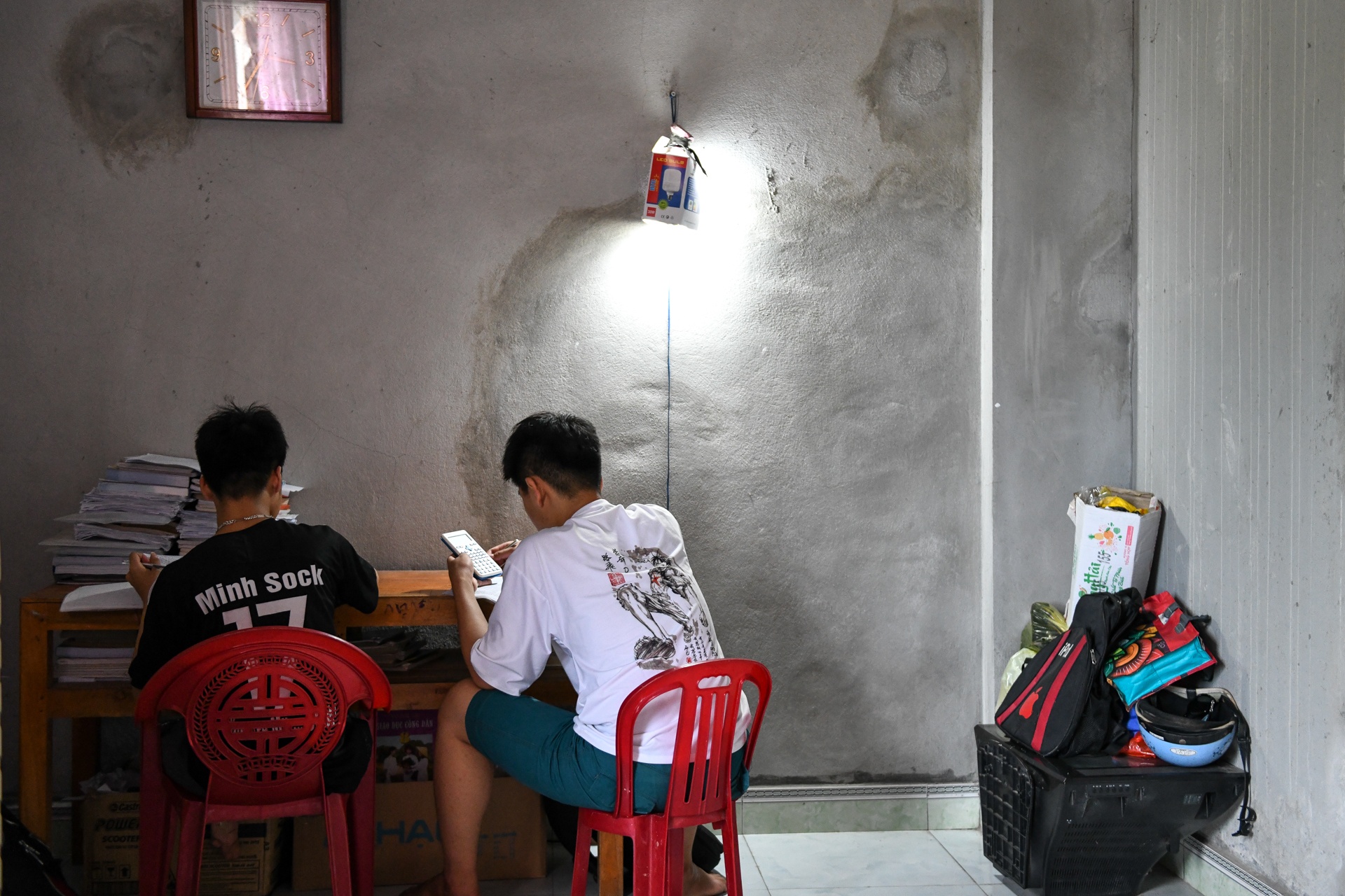 đôi bạn cõng nhau đi học 10 năm ảnh 1 doi ban cong nhau di hoc 10 nam anh 1