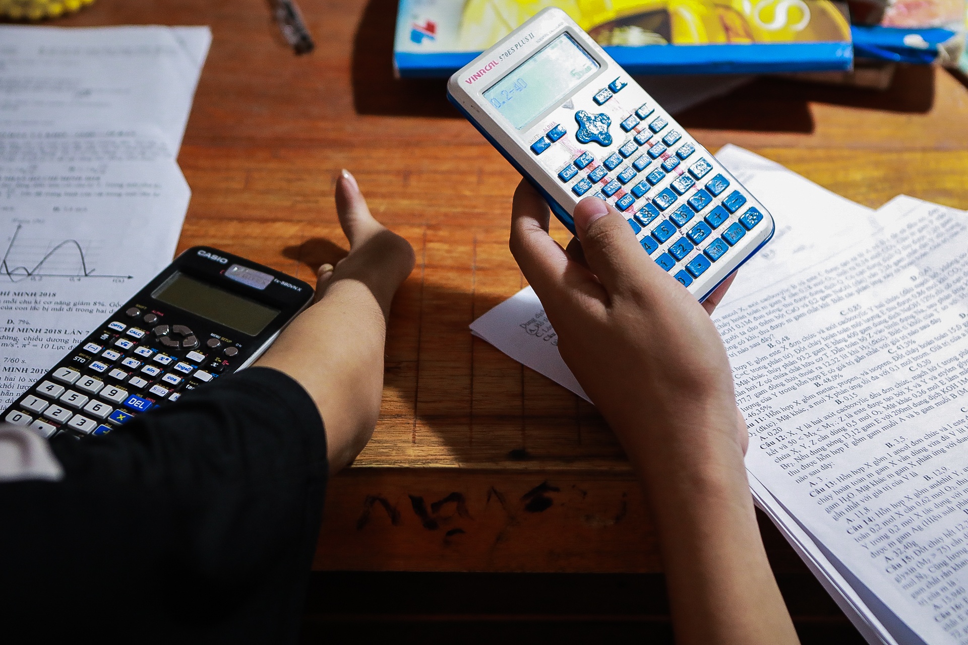 đôi bạn cõng nhau đi học 10 năm ảnh 2 doi ban cong nhau di hoc 10 nam anh 2