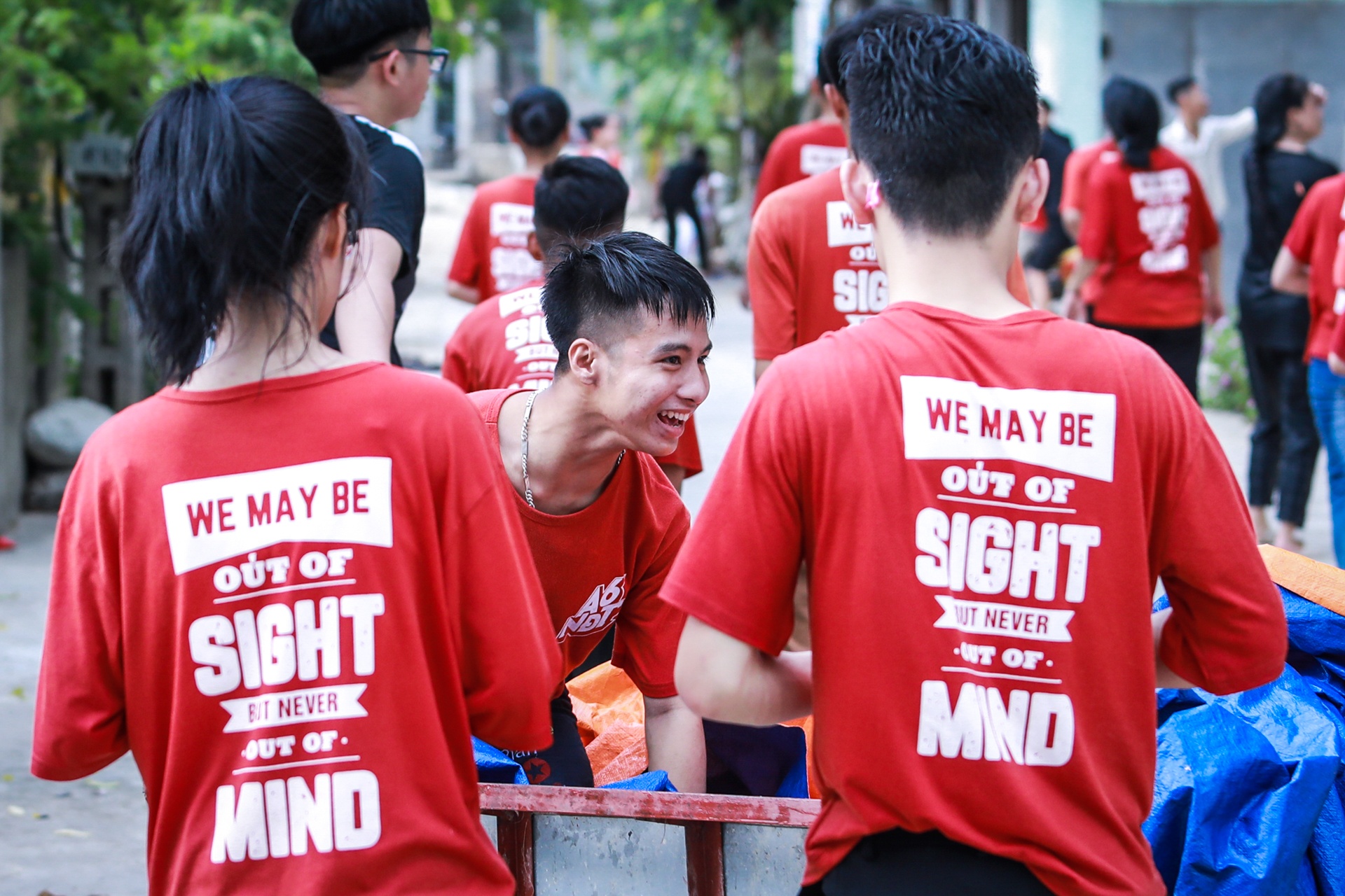 đôi bạn cõng nhau đi học 10 năm ảnh 13 doi ban cong nhau di hoc 10 nam anh 13