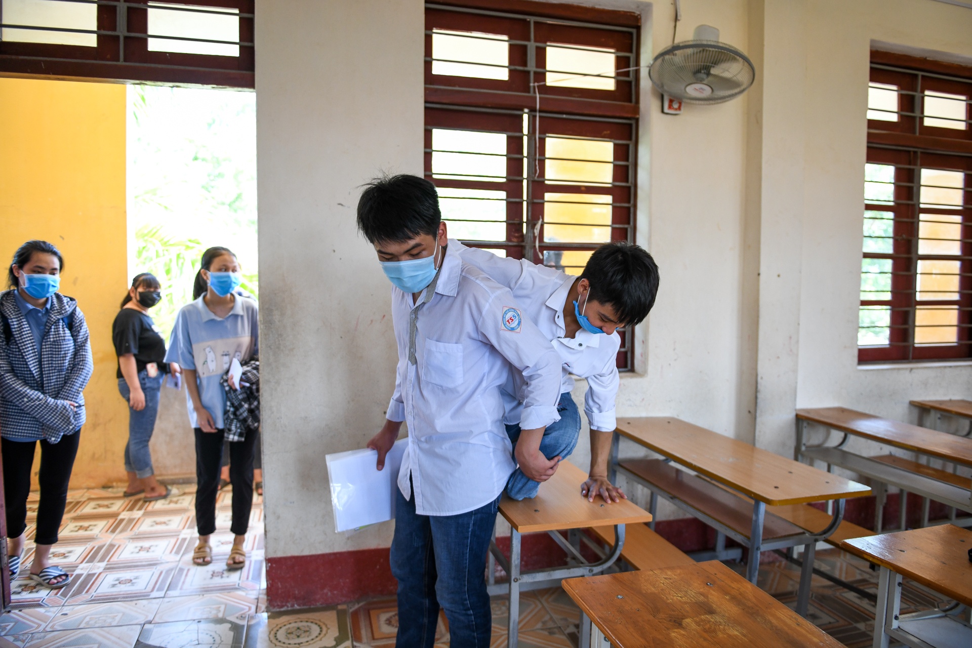 đôi bạn cõng nhau đi học 10 năm ảnh 19 doi ban cong nhau di hoc 10 nam anh 19