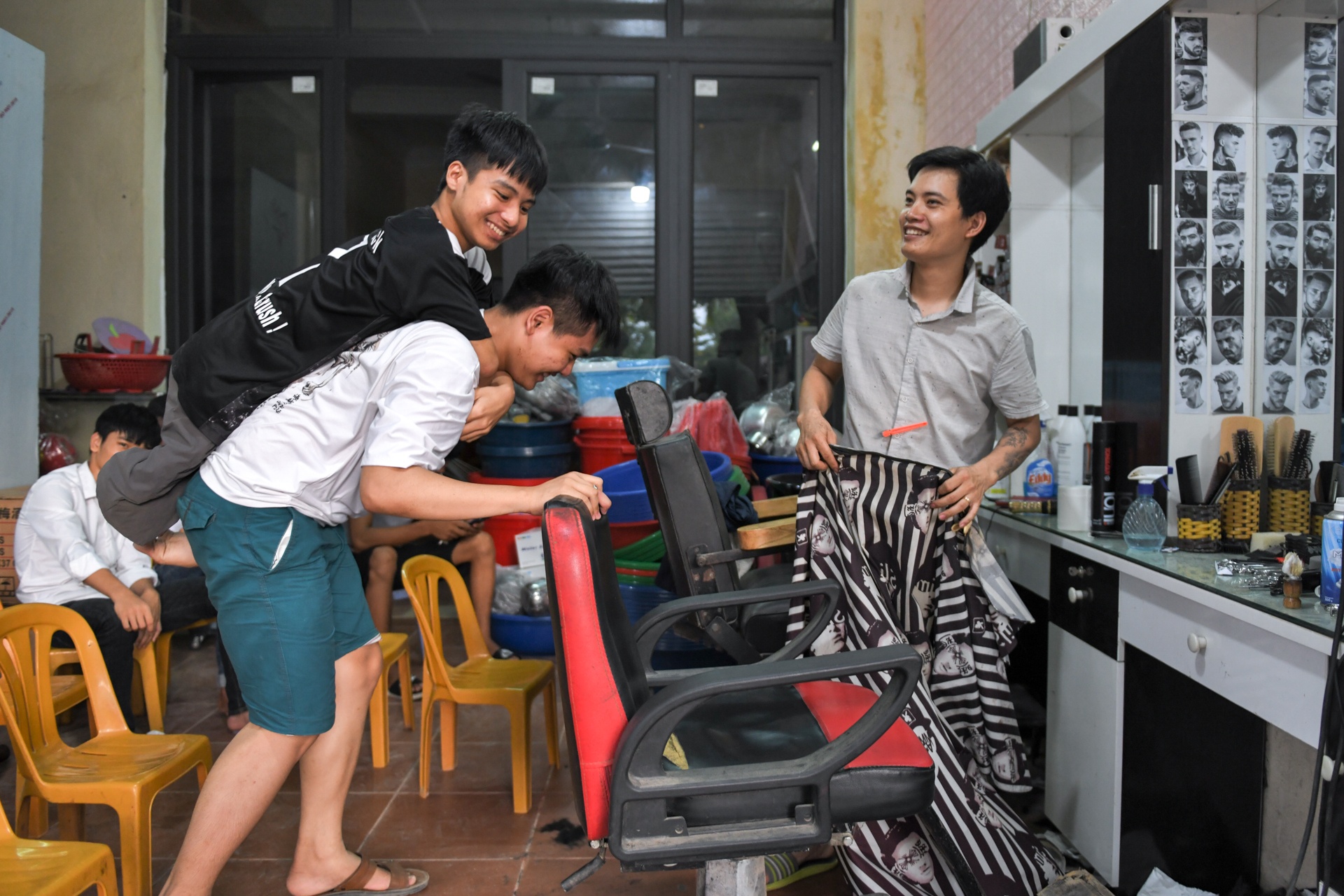 đôi bạn cõng nhau đi học 10 năm ảnh 4 doi ban cong nhau di hoc 10 nam anh 4