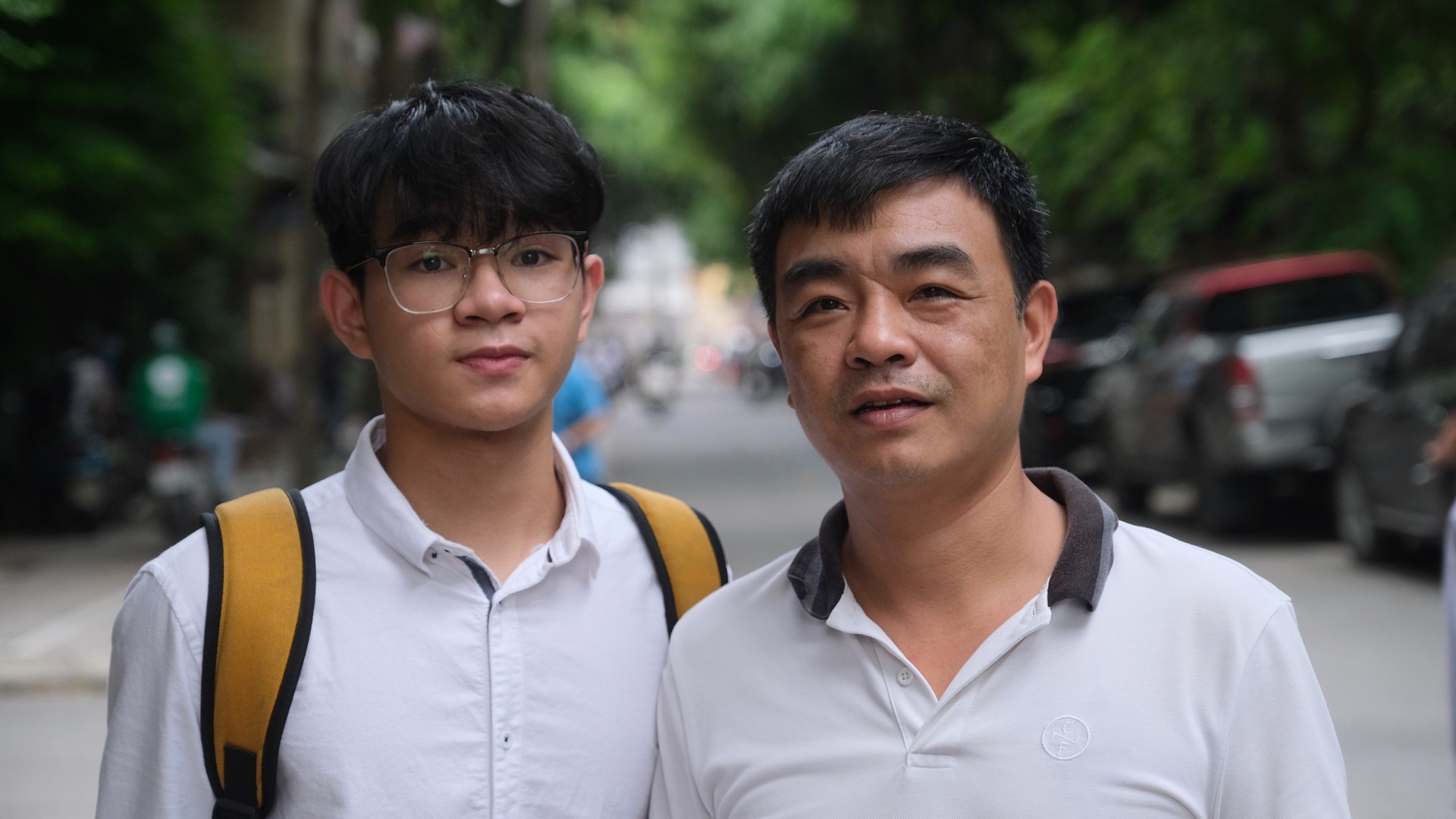 phu huynh dua con di thi anh 17