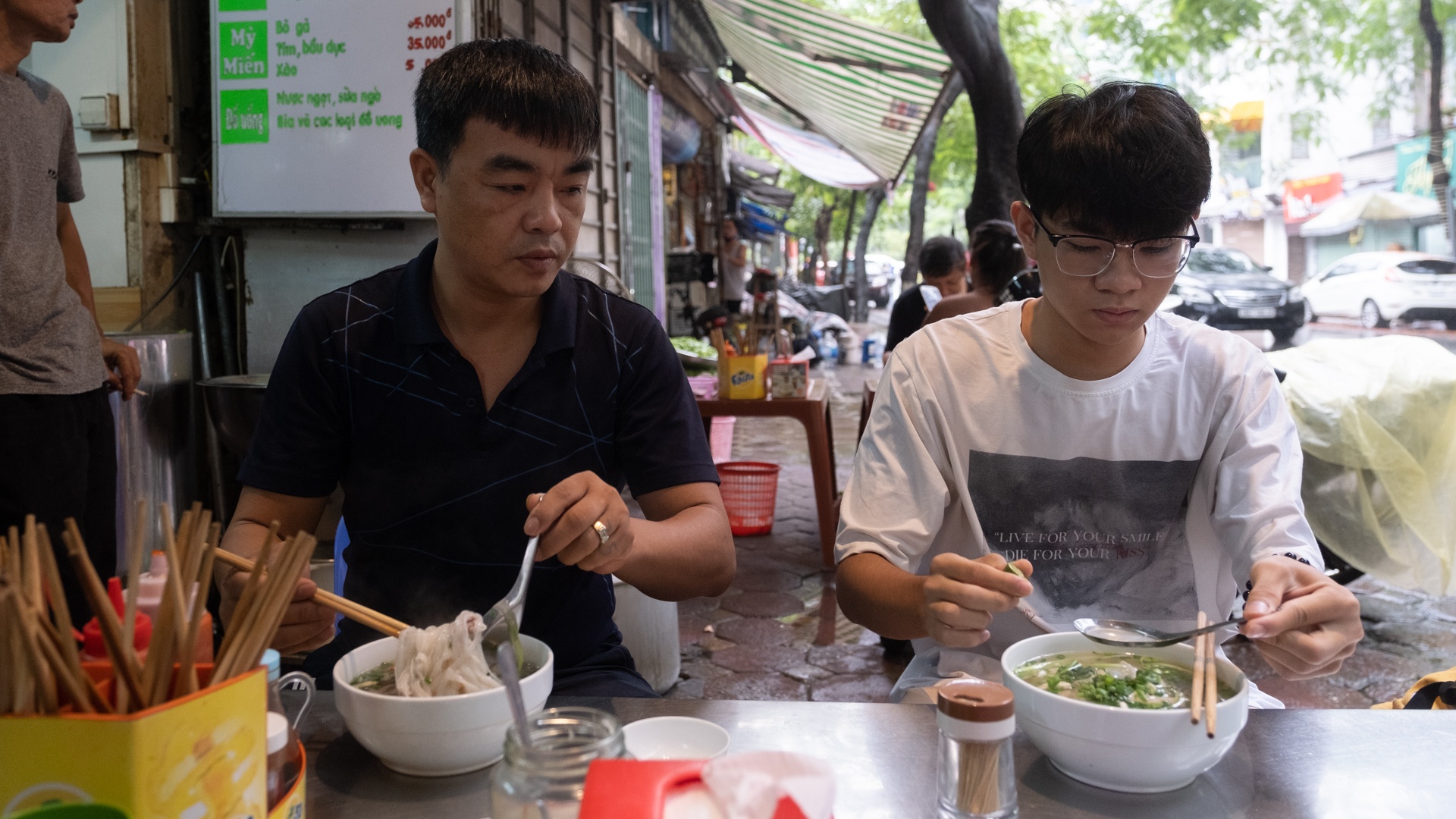 phu huynh dua con di thi anh 1