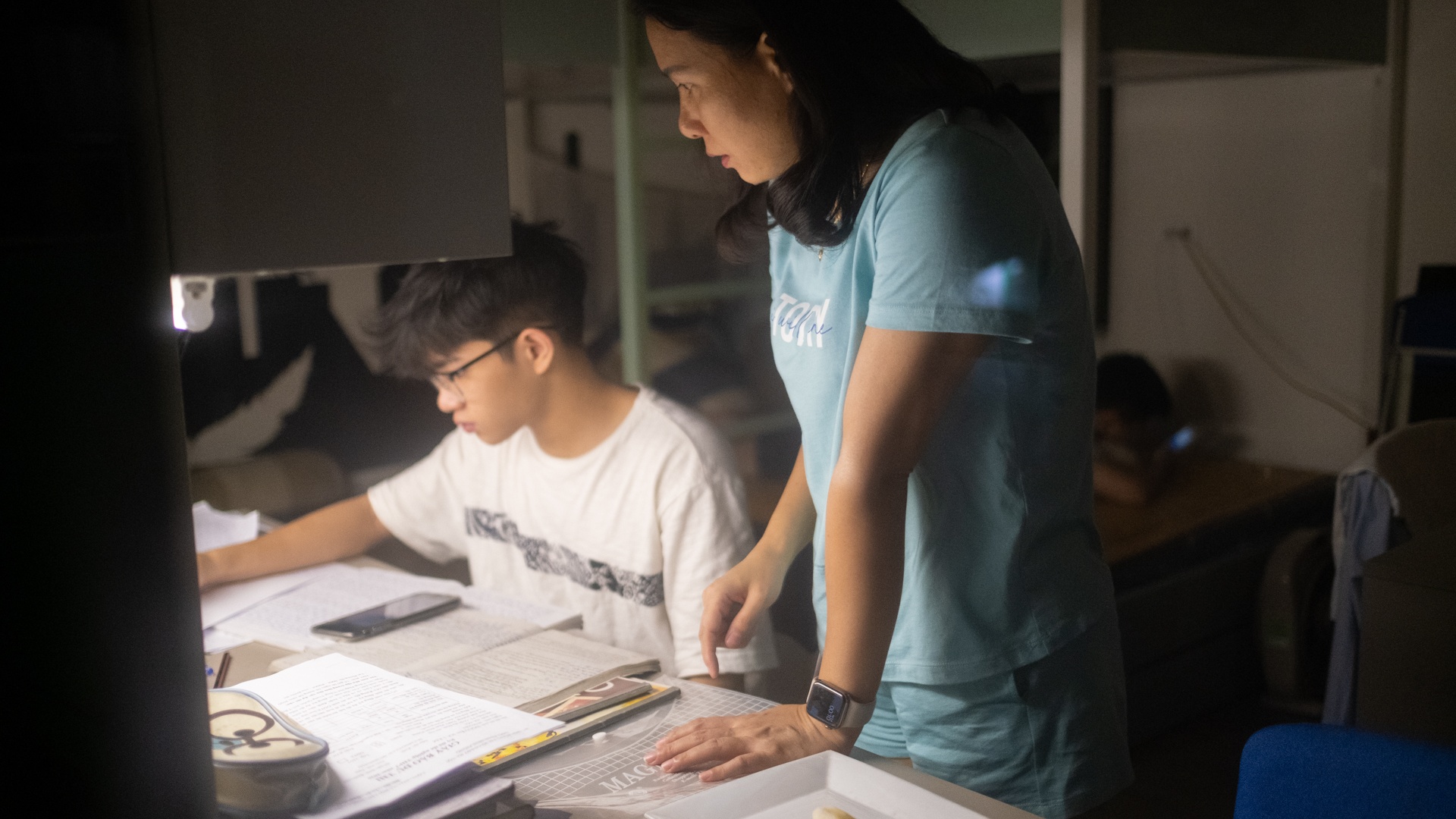 phu huynh dua con di thi anh 10