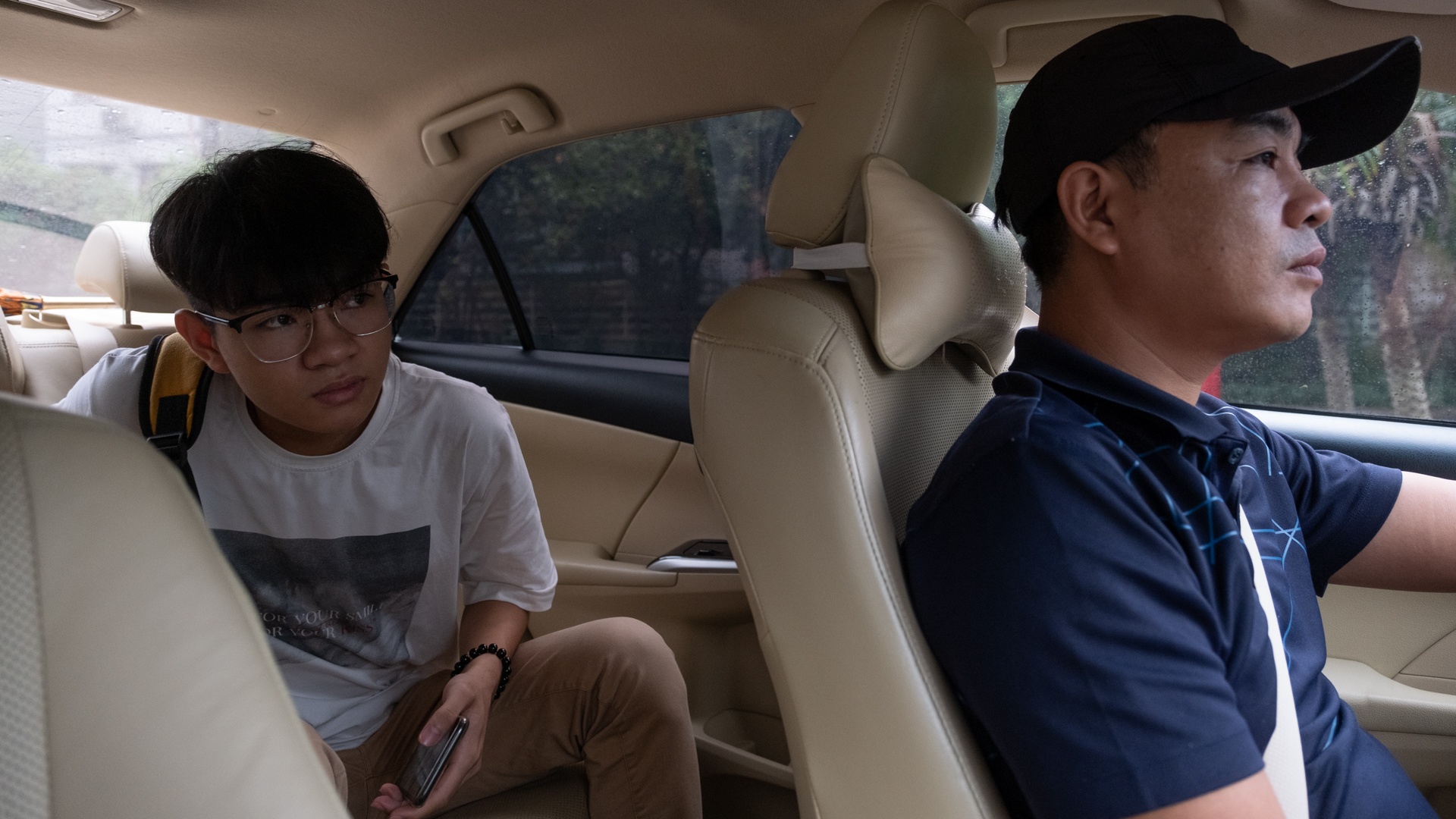 phu huynh dua con di thi anh 2