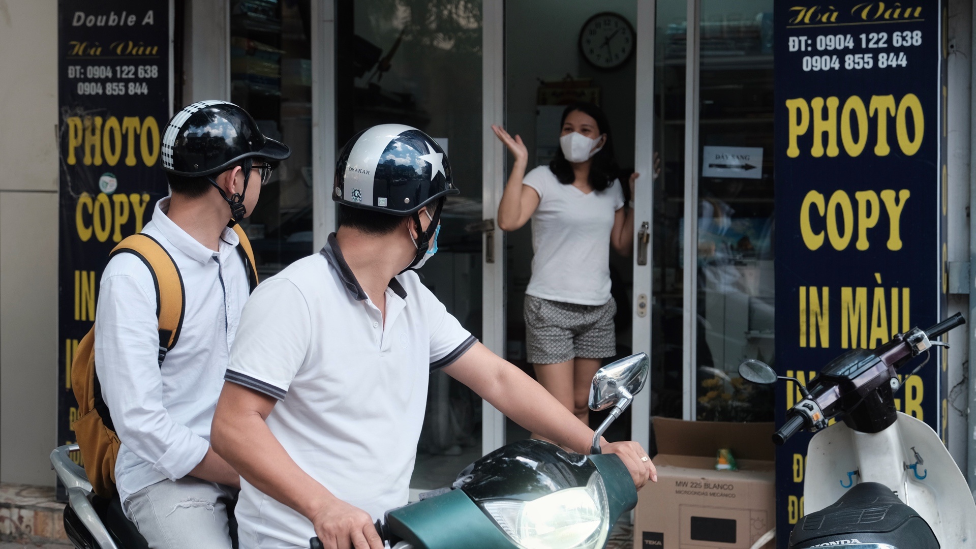 phu huynh dua con di thi anh 12