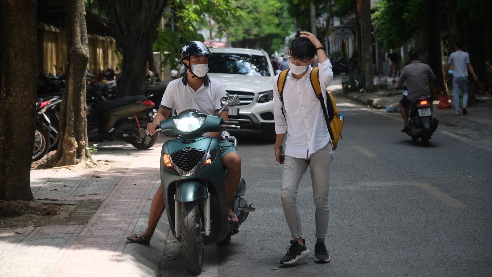 phu huynh dua con di thi anh 13