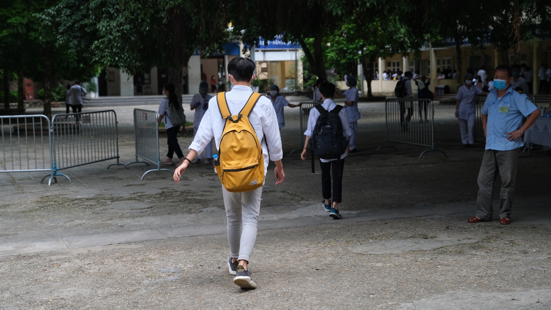 phu huynh dua con di thi anh 14