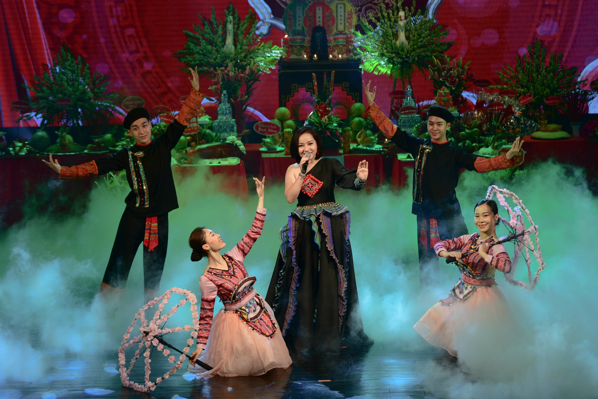 Thanh Son,  Thu Quynh dang huong ngay gio To san khau anh 9