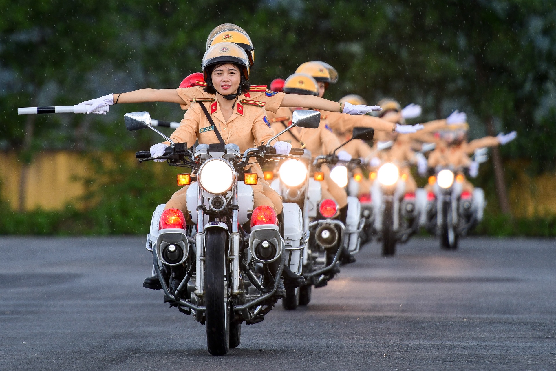 Nu CSGT luyen tap bao ve Dai hoi Dang hinh anh