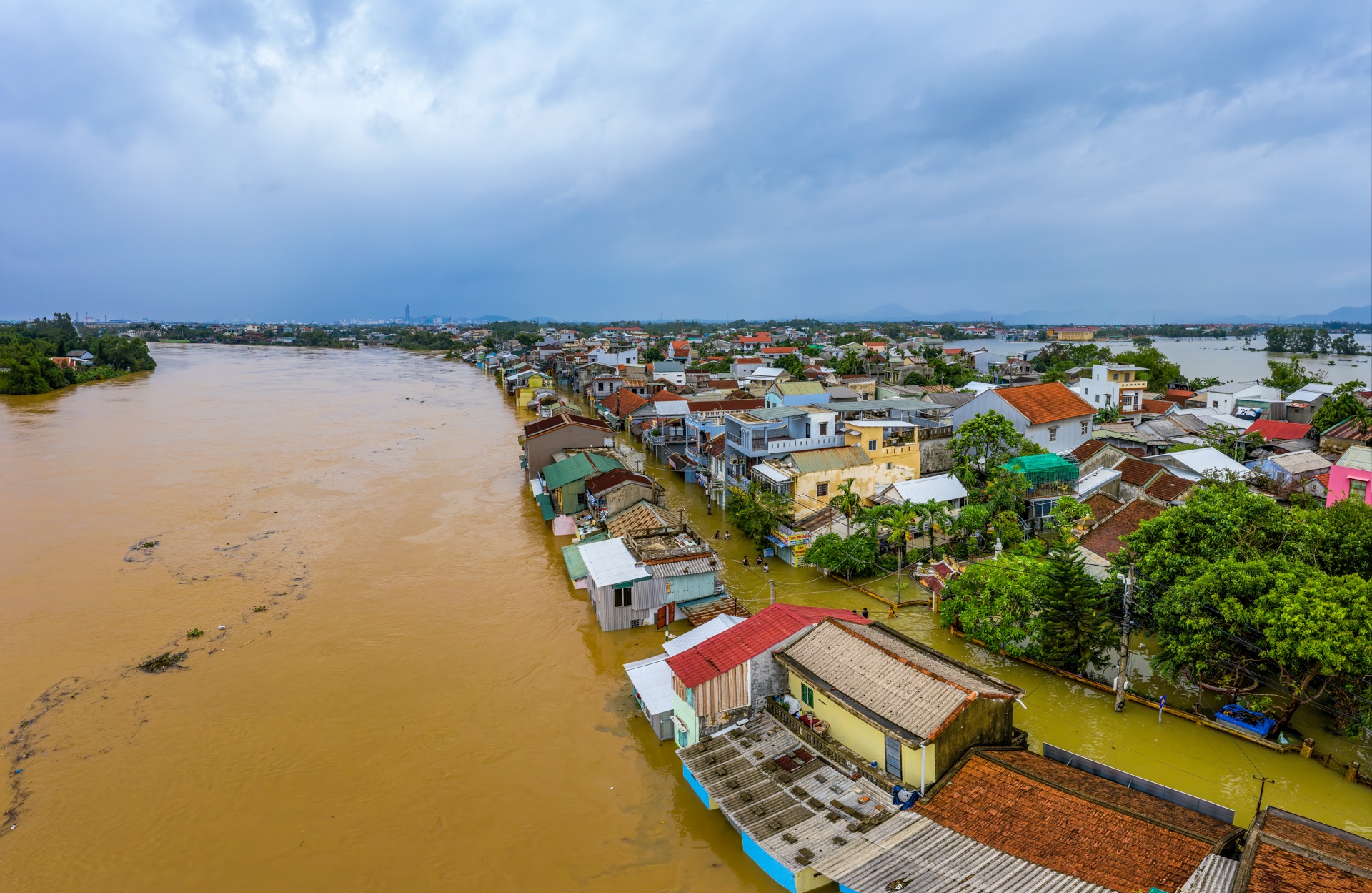 Hue nhin tu tren cao khi co lu hinh anh