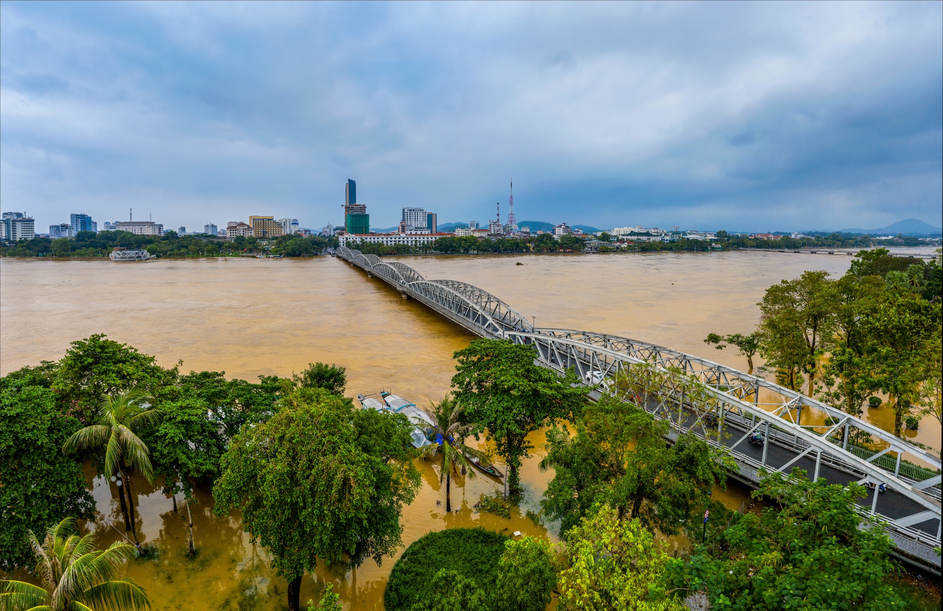 TP Hue chim trong bien nuoc anh 1