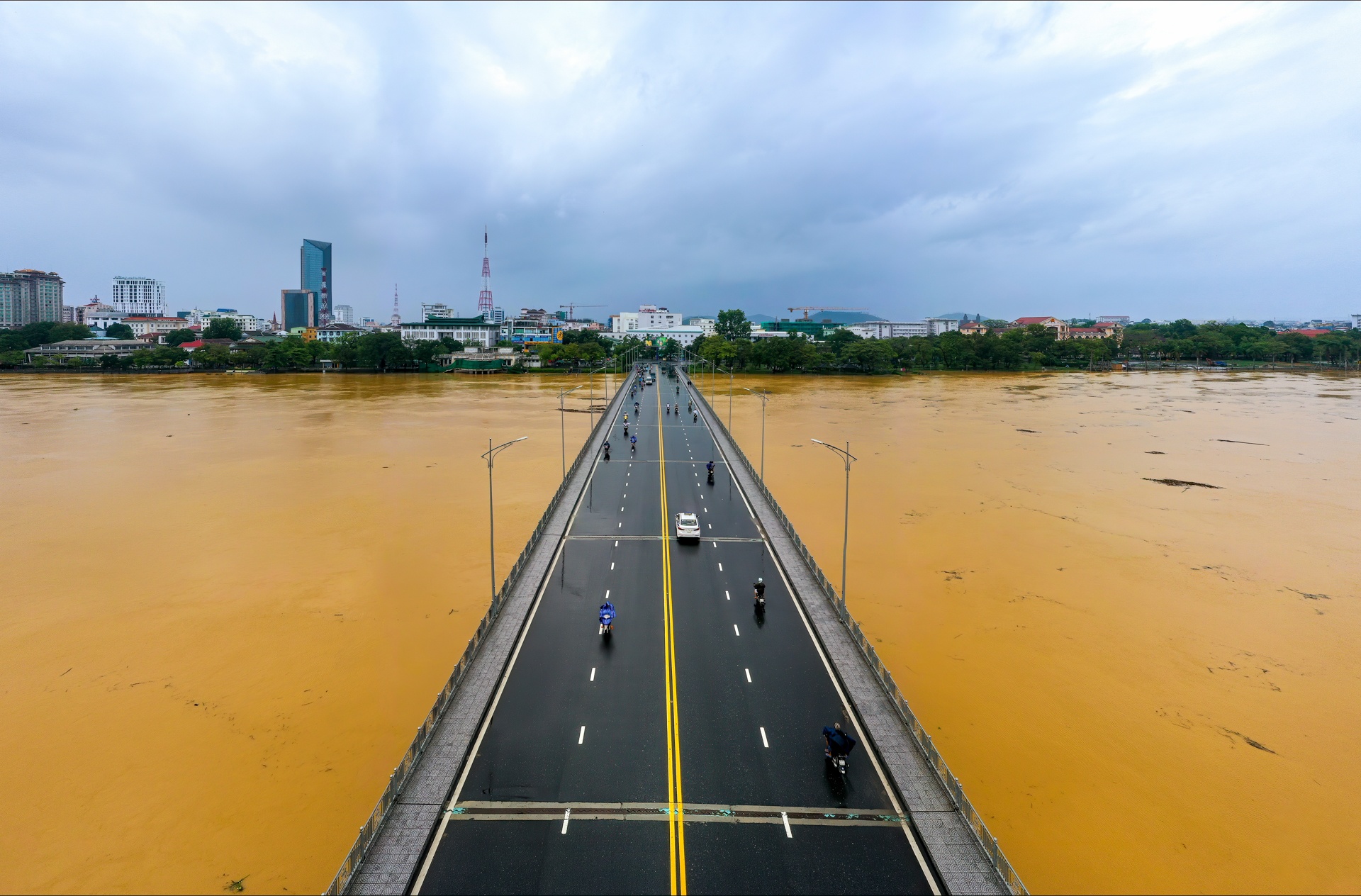 TP Hue chim trong bien nuoc anh 4