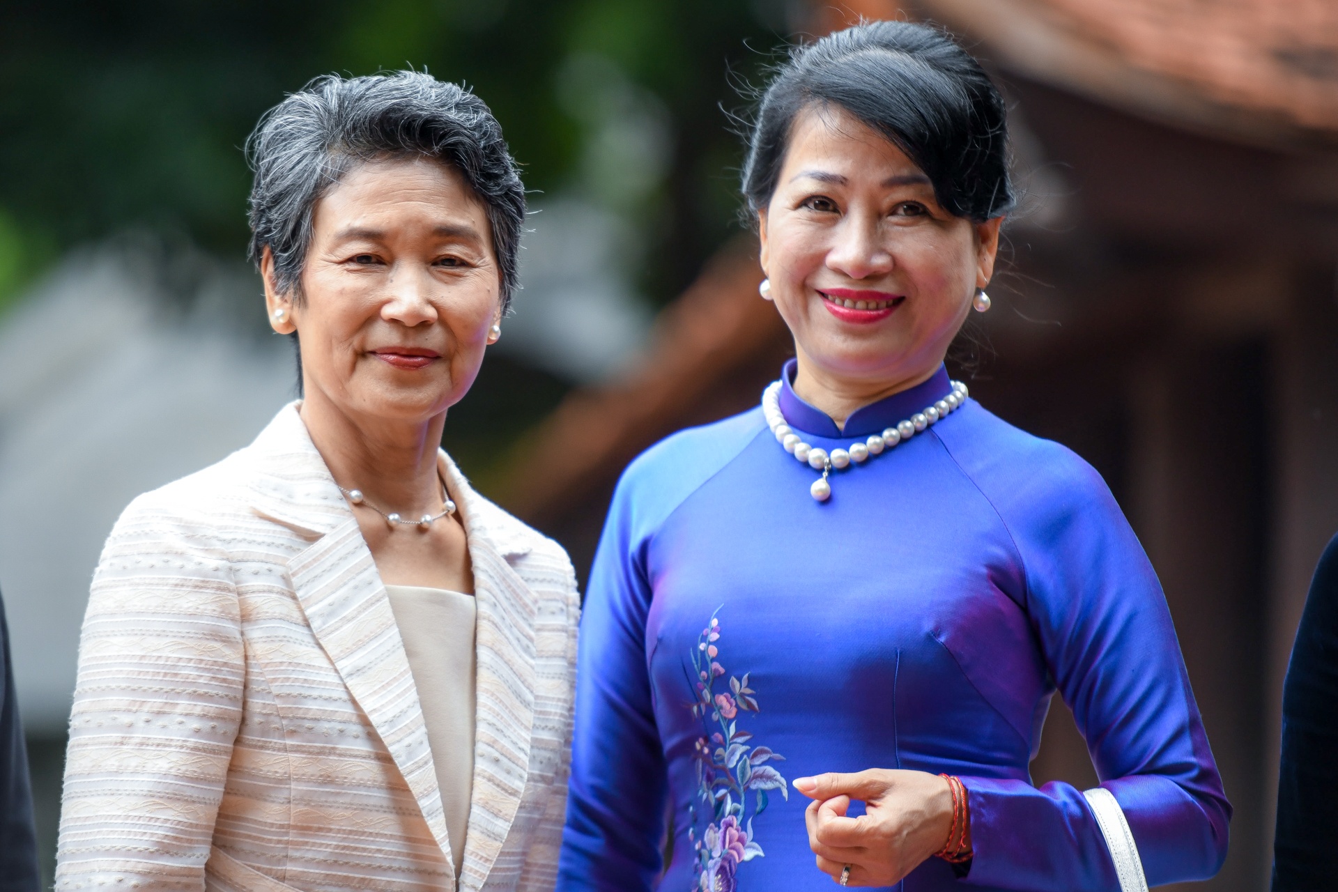 Phu nhan thu tuong Nhat Ban tham Van Mieu - Quoc Tu Giam hinh anh