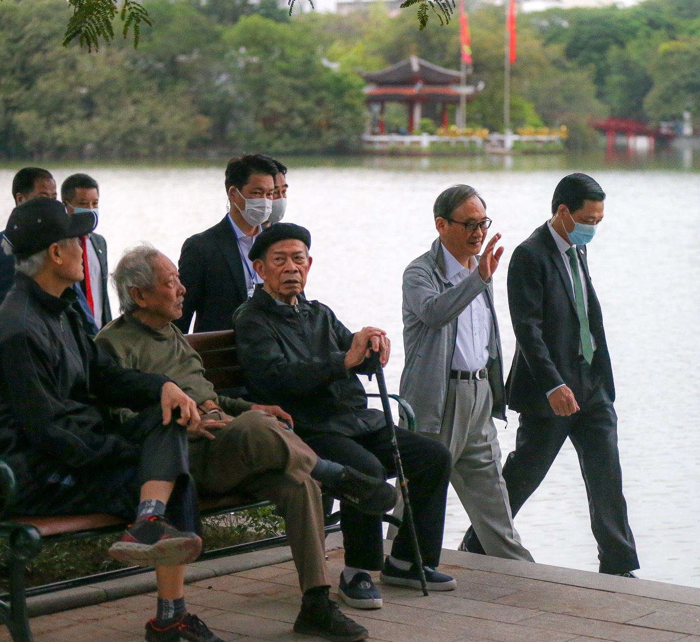 thu tuong Nhat Ban di dao ho Guom anh 5