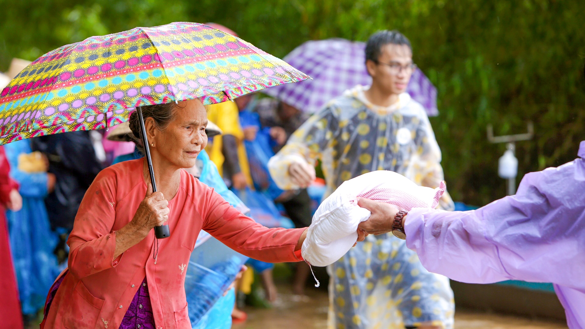 cuu tro cung lu mien Trung anh 10