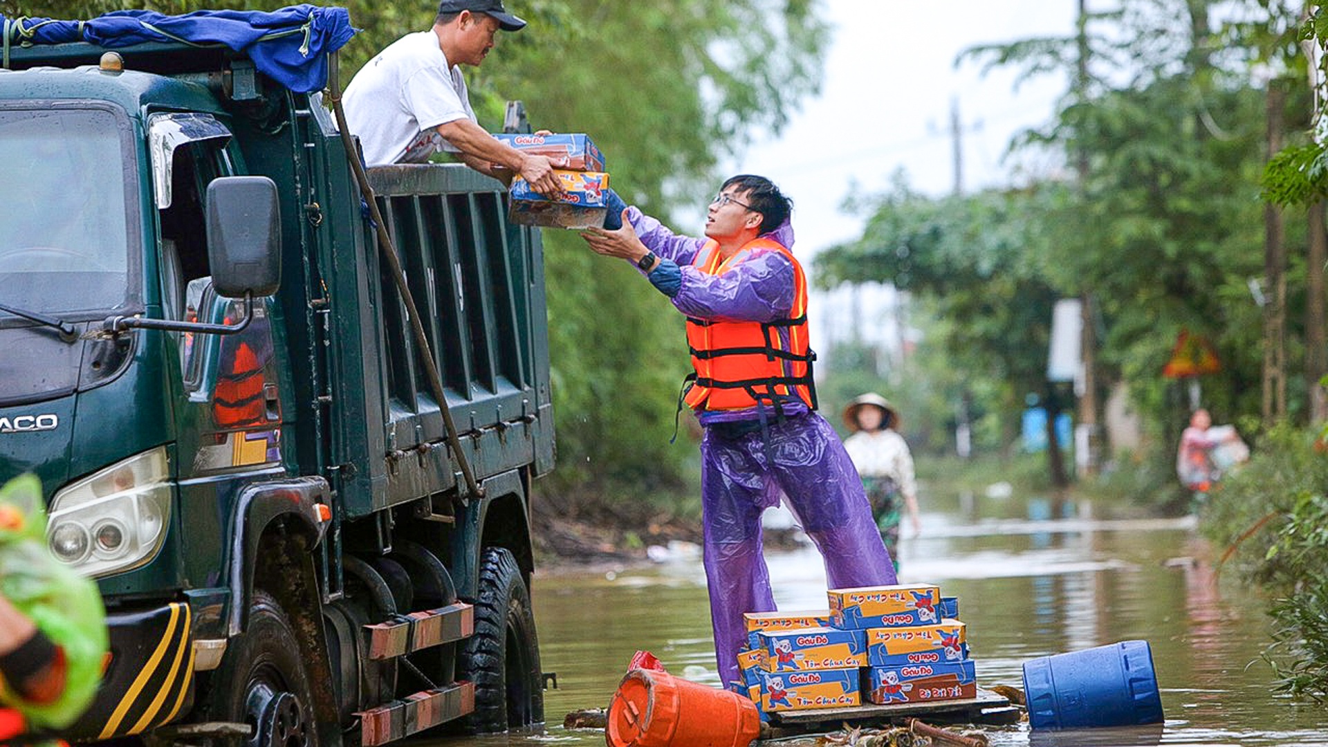 cuu tro cung lu mien Trung anh 12