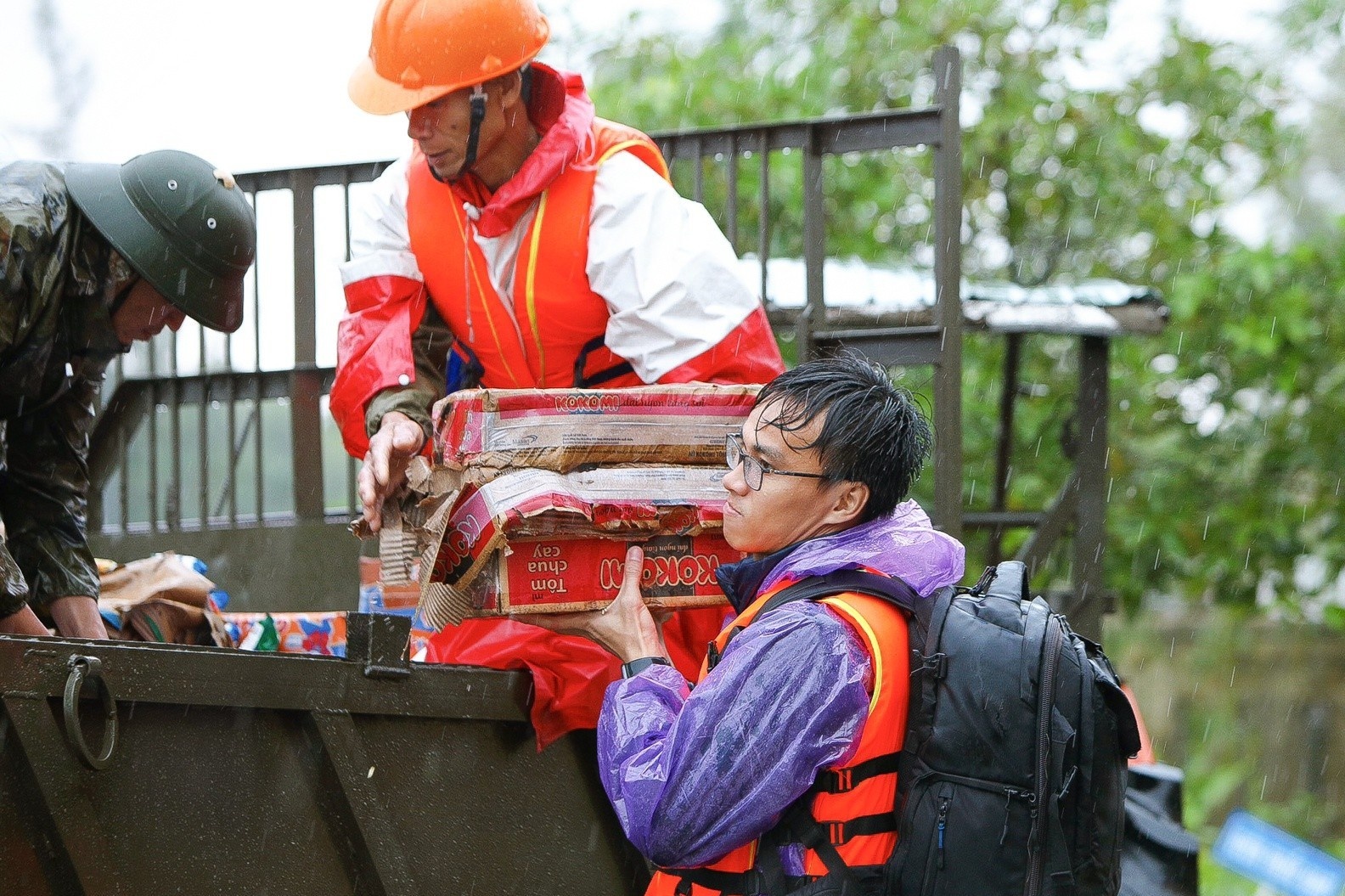 Chang trai Quang Nam di cuu tro vung lu hinh anh