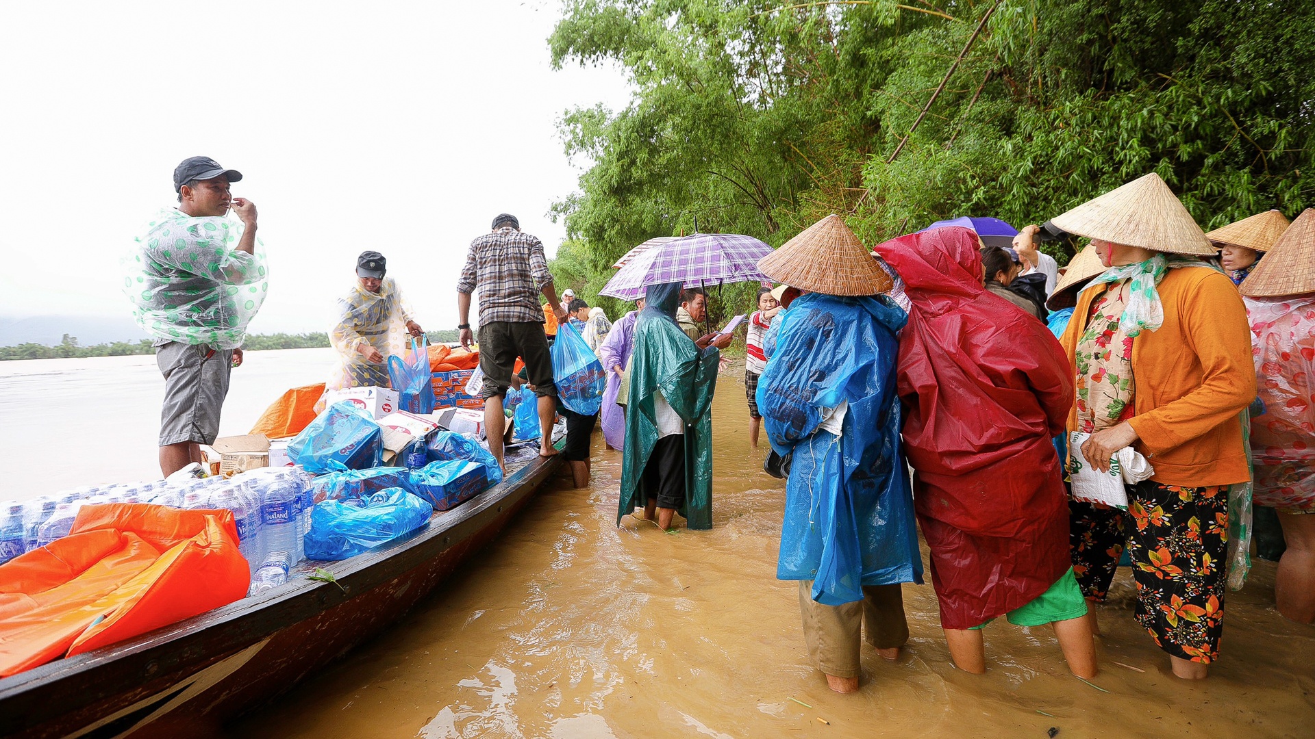 cuu tro cung lu mien Trung anh 8