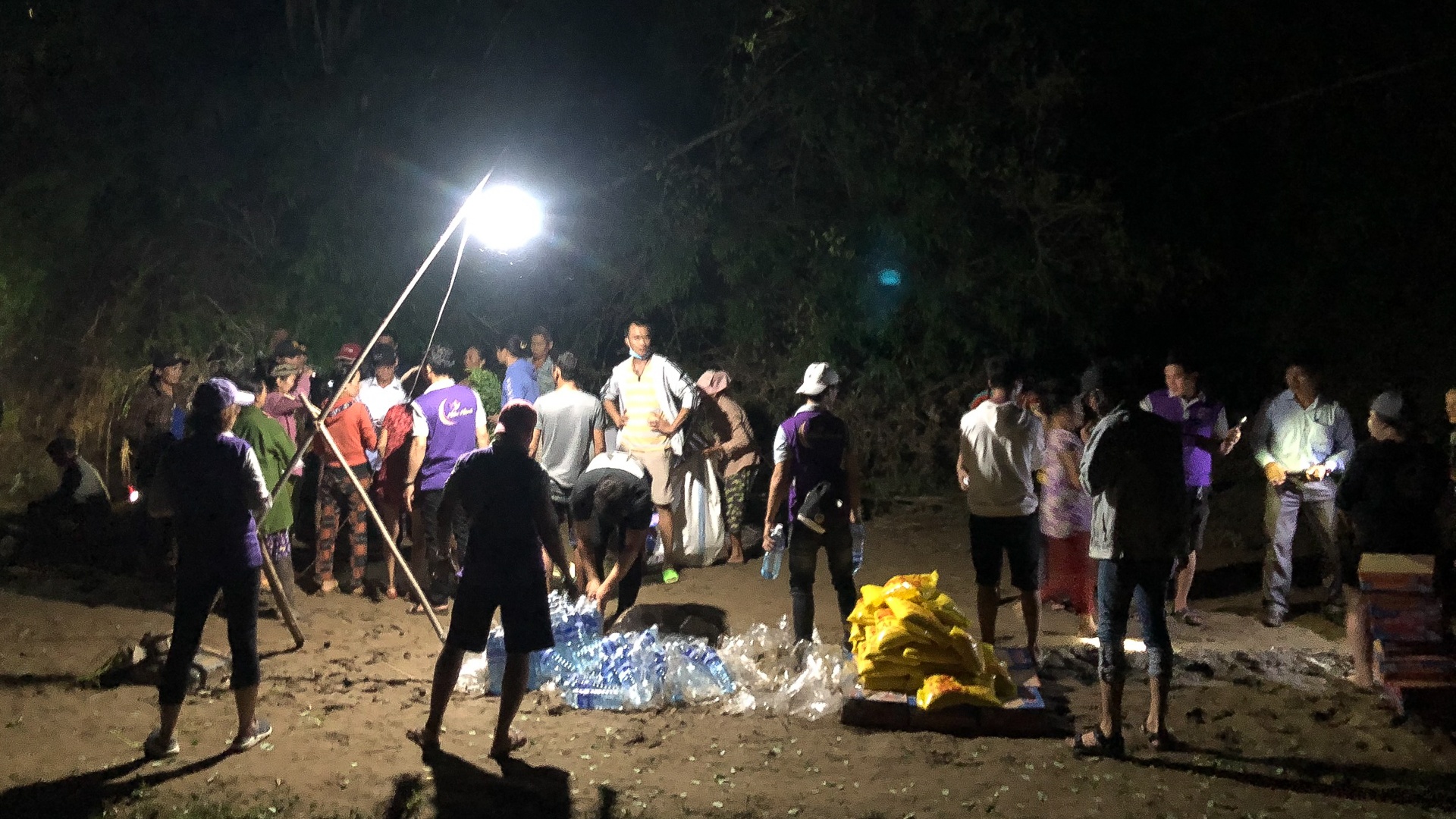 cuu tro cung lu mien Trung anh 11